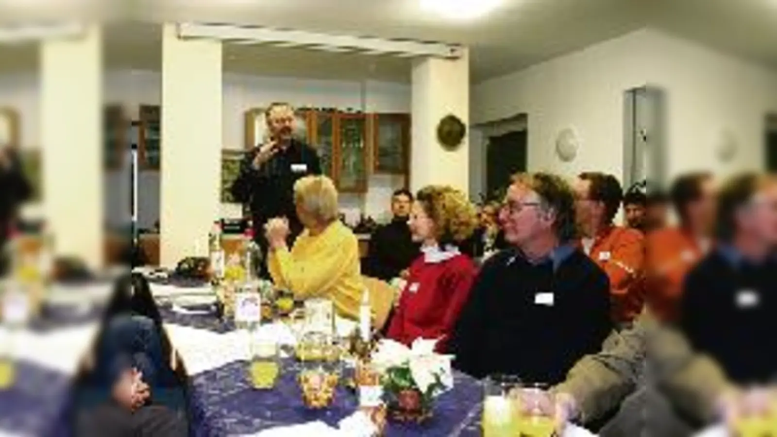 Reinhard Bauer (stehend) sprach ein Grußwort und ist von der Tausch-Idee so begeistert gewesen, dass er selbst beim TaKMüN teilnehmen will.  (Foto: VA)
