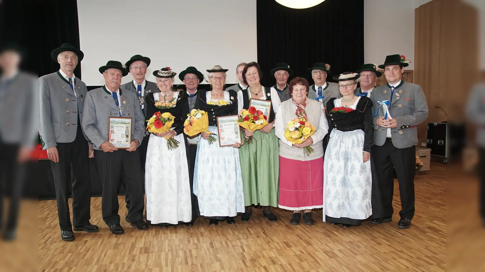 (v.l.n.r.): 1.Vorstand Georg Hauser, Alfred Heinzl, Volker Lechler, Brigitte Schaffer, Peter Ehrbar, Luise Altenbuchner, Die geehrten Mitglieder (v.l.) Günter Ganser, Elisabeth Pawlik, Albert Hauser, Christine Ettmüller, Harald Momm, 1. Schriftführerin Anita Fendt, Hans Aigner, Günther Fendt<br> (Foto: VA)