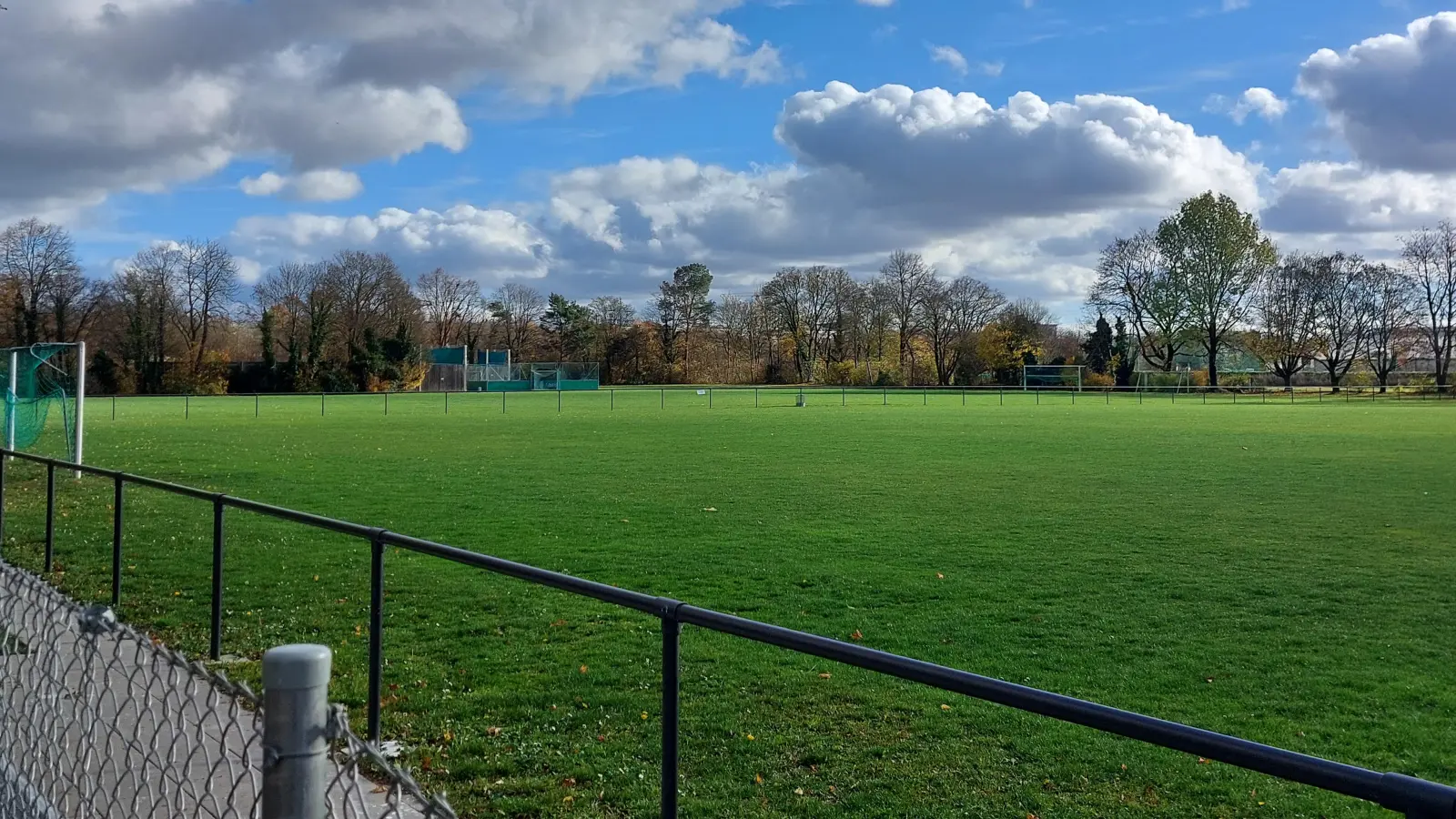 Auf der Bezirkssportanlage Lerchenau in der Ebereschenstraße tritt demnächst der FSV Harthof im Pokal gegen den Drittligisten FC Ingolstadt 04 an. (Archivbild: bas)