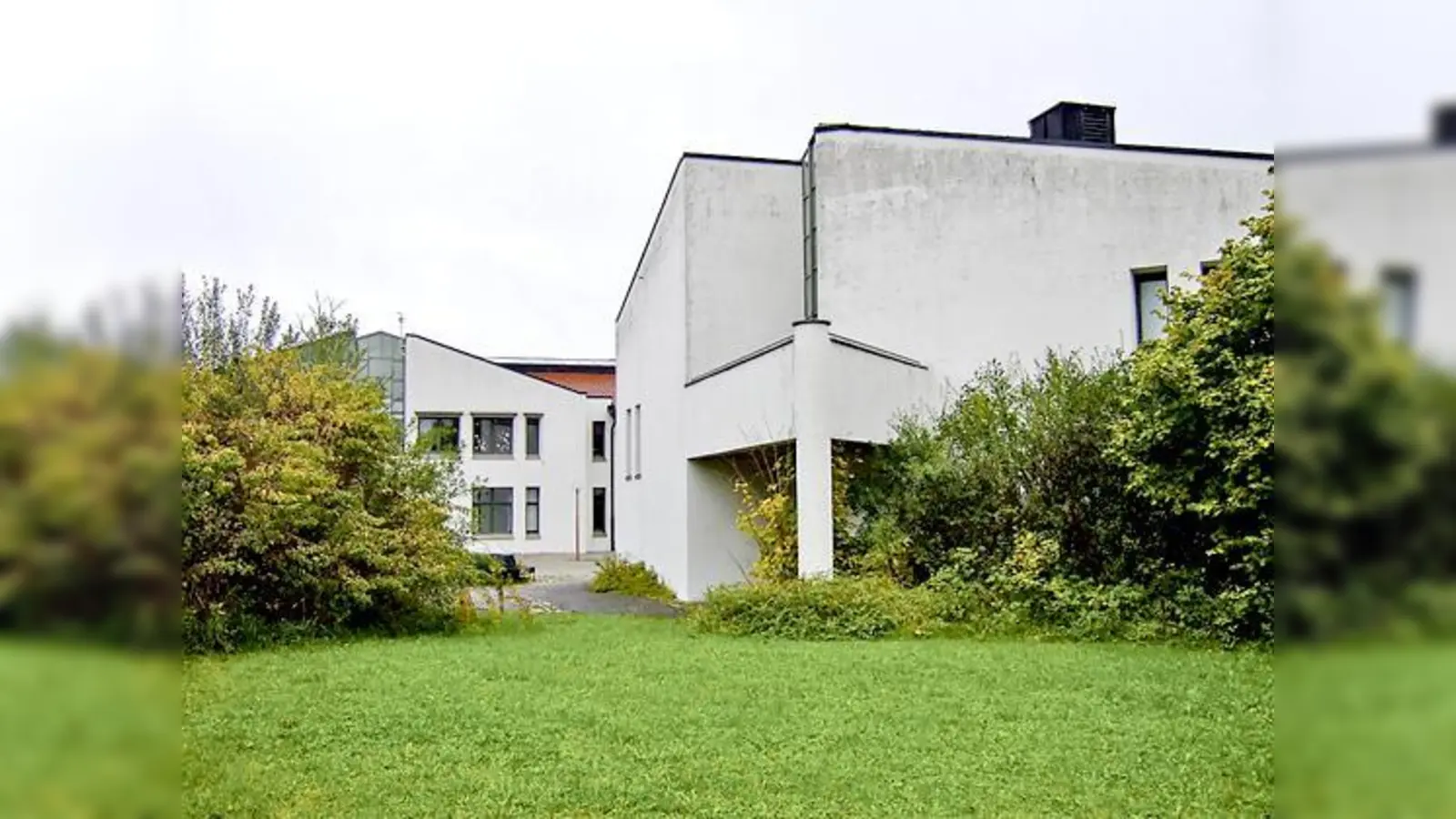 Anschließend an die abgeschrägte Ecke des Schulgebäudes soll der Anbau gebaut werden.  (Foto: aba)