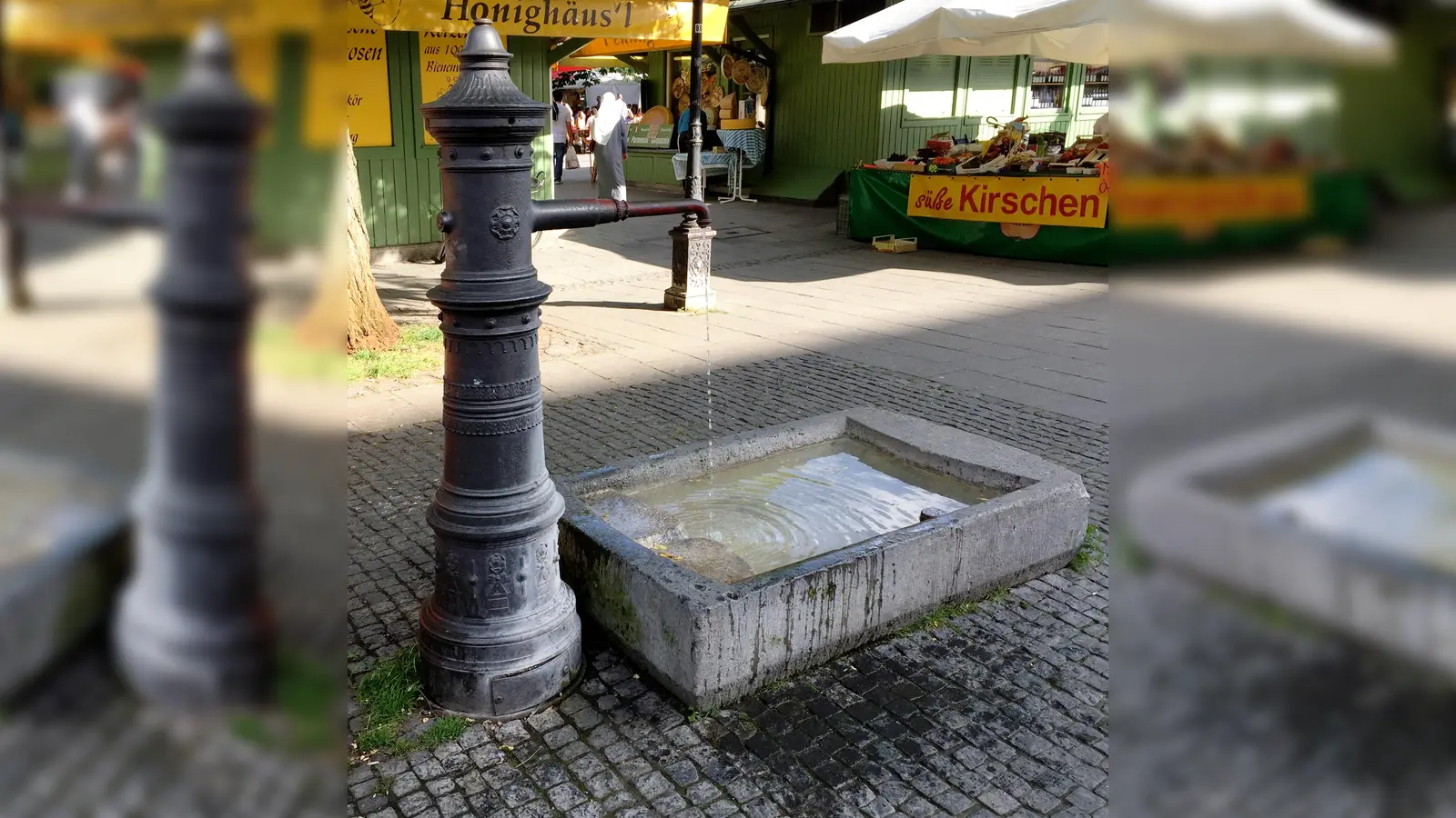 Ausgewiesene Trinkbrunnen (hier der Honigbrunnen am Viktualienmarkt) gibt es in München bisher nur in der Altstadt. Auch in Obergiesing wäre Bedarf, meinen die Grünen im Bezirksausschuss 17. (Foto: Peterf (https://creativecommons.org/licenses/by-sa/4.0/legalcode))