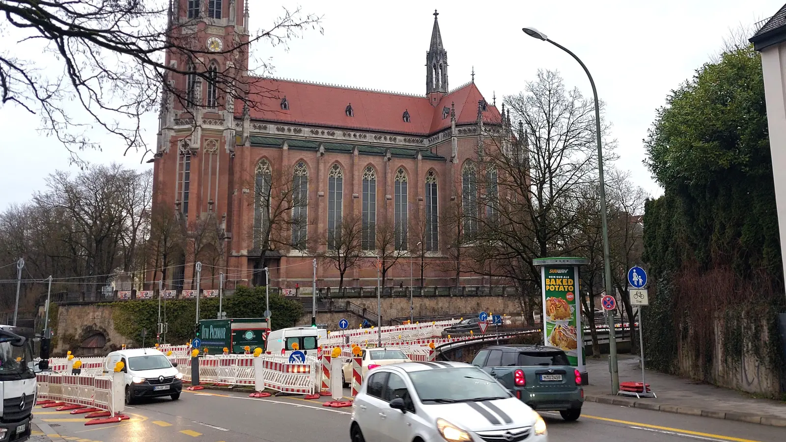 Für mehr Verkehrssicherheit: Am Giesinger Berg und der Kreuzung zwischen Heilig-Kreuz-Kirche und Lutherkirche haben die Umbaumaßnahmen begonnen. (Foto: bas)