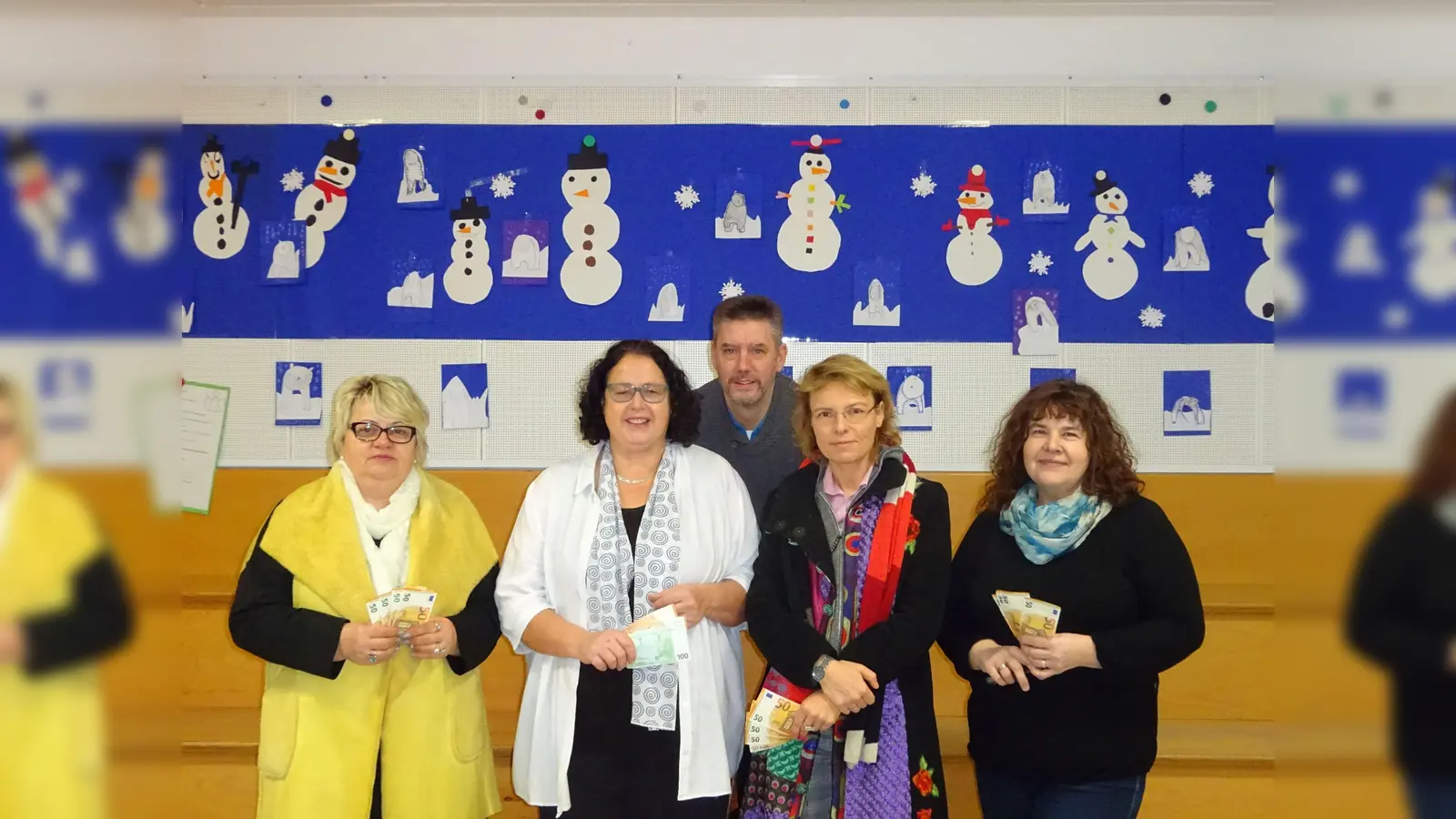 Veronika Haas Mayer, Leitung Arche-Kindergarten, Gabriela Löffelmeier, Rektorin Grundschule an der Jahnstraße, DJ Chris Accardo, Michaela Trinder, stellvertretende Rektorin LMGU und Yvonne Matecki, Vorstand Förderverein GruMi Sportpark bei der Spendenübergabe. (Foto: Heike Woschee)