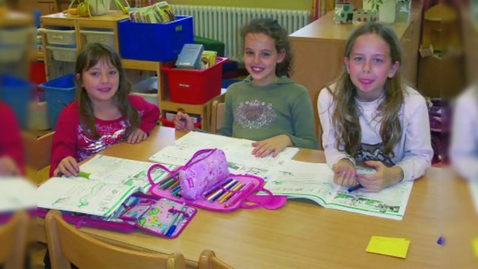 Mira, Antigona und Sophia bleiben gerne in der Mittagsbetreuung, um ihre Hausaufgaben zu erledigen. (Foto: pi)