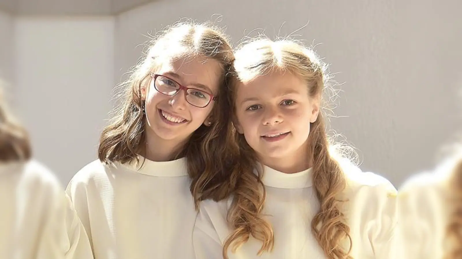 Flavia Brantl (l.) und Giancarla Huisgen feierten ihre Erstkommunion in St. Magdalena. 	 (Foto: Günter Dependahl)