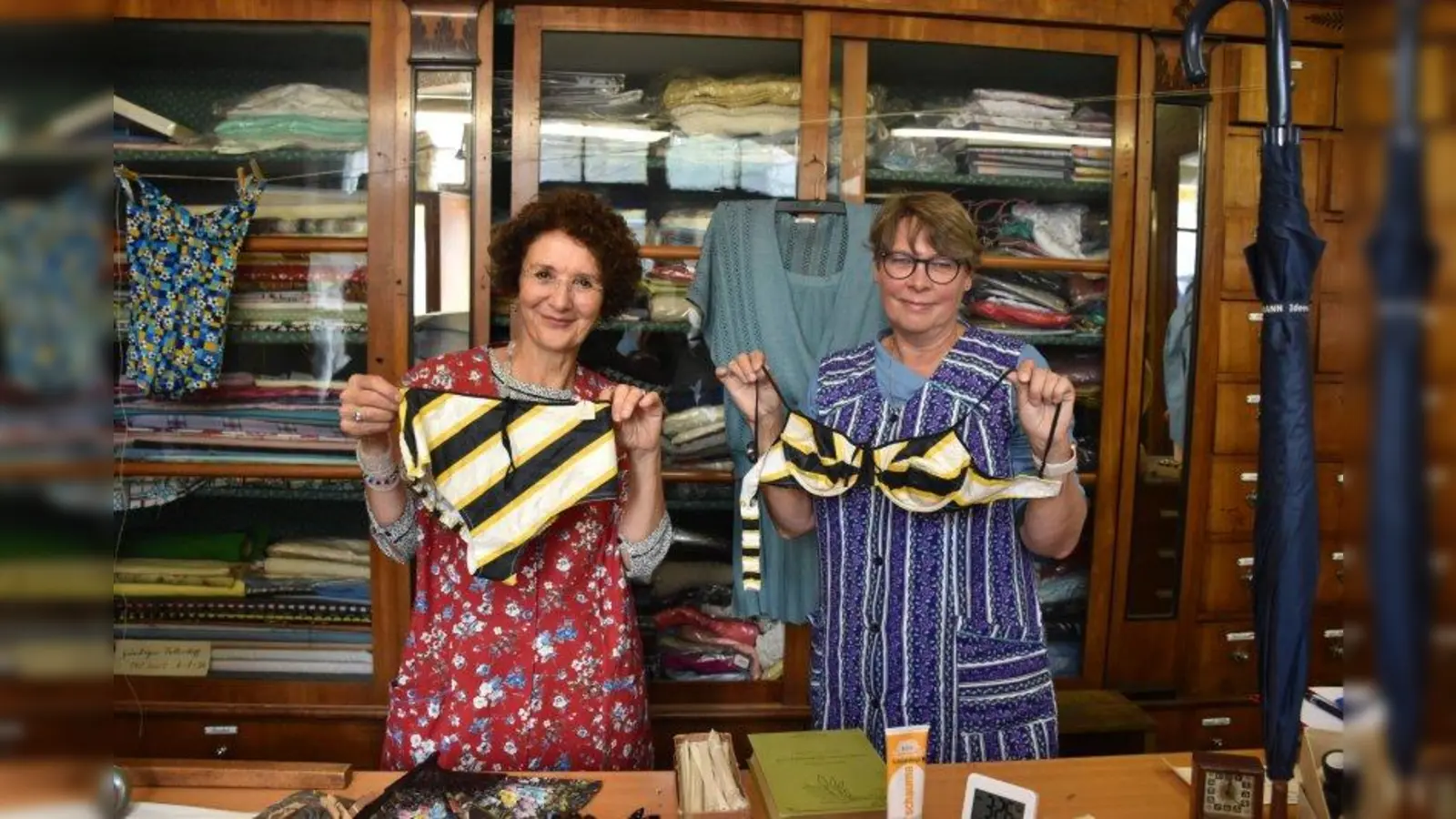 Das Kaufhaus Biller war ein Textilparadies. Elisabeth Carr (links) und Annette Kienzle stöbern in der Warenwelt von einst. (Foto: Hauck)
