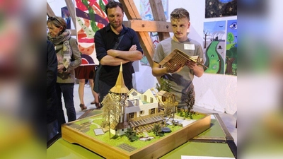 Johannes Aumüller, einer der Gewinner des Publikumspreis, mit seinem Traumhaus-Modell. (Foto: sch)