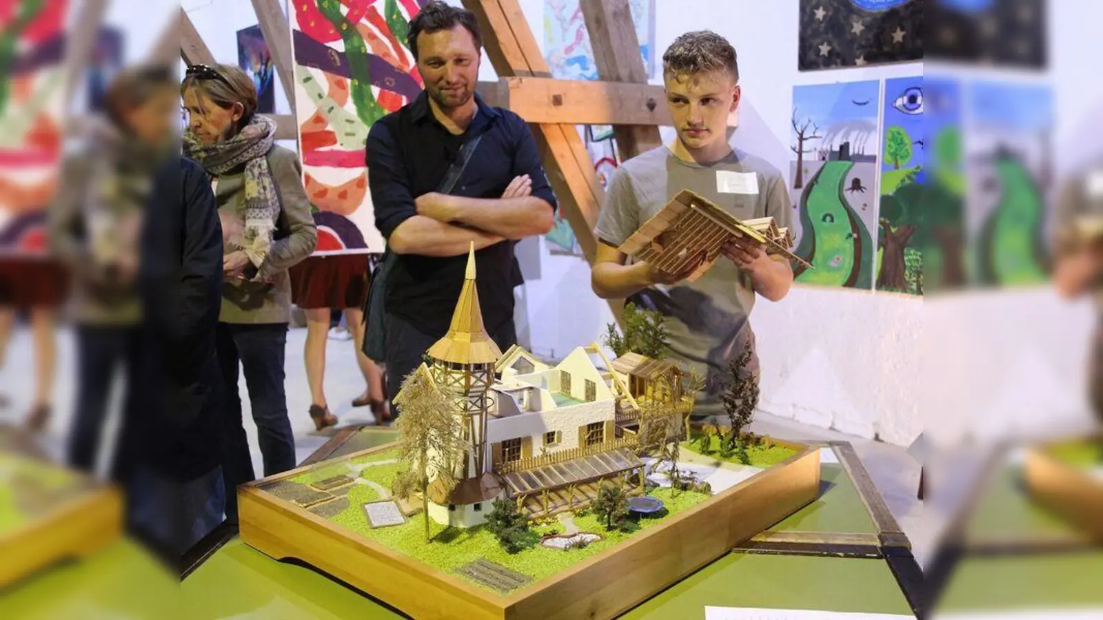 Johannes Aumüller, einer der Gewinner des Publikumspreis, mit seinem Traumhaus-Modell. (Foto: sch)