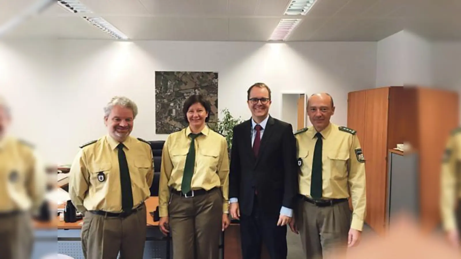 MdL Markus Rinderspacher mit den Polizeiverantwortlichen Helmut Bayerl (r.), Rudolf Amon (l.) und Sonja Uschold.	 (Foto: privat)