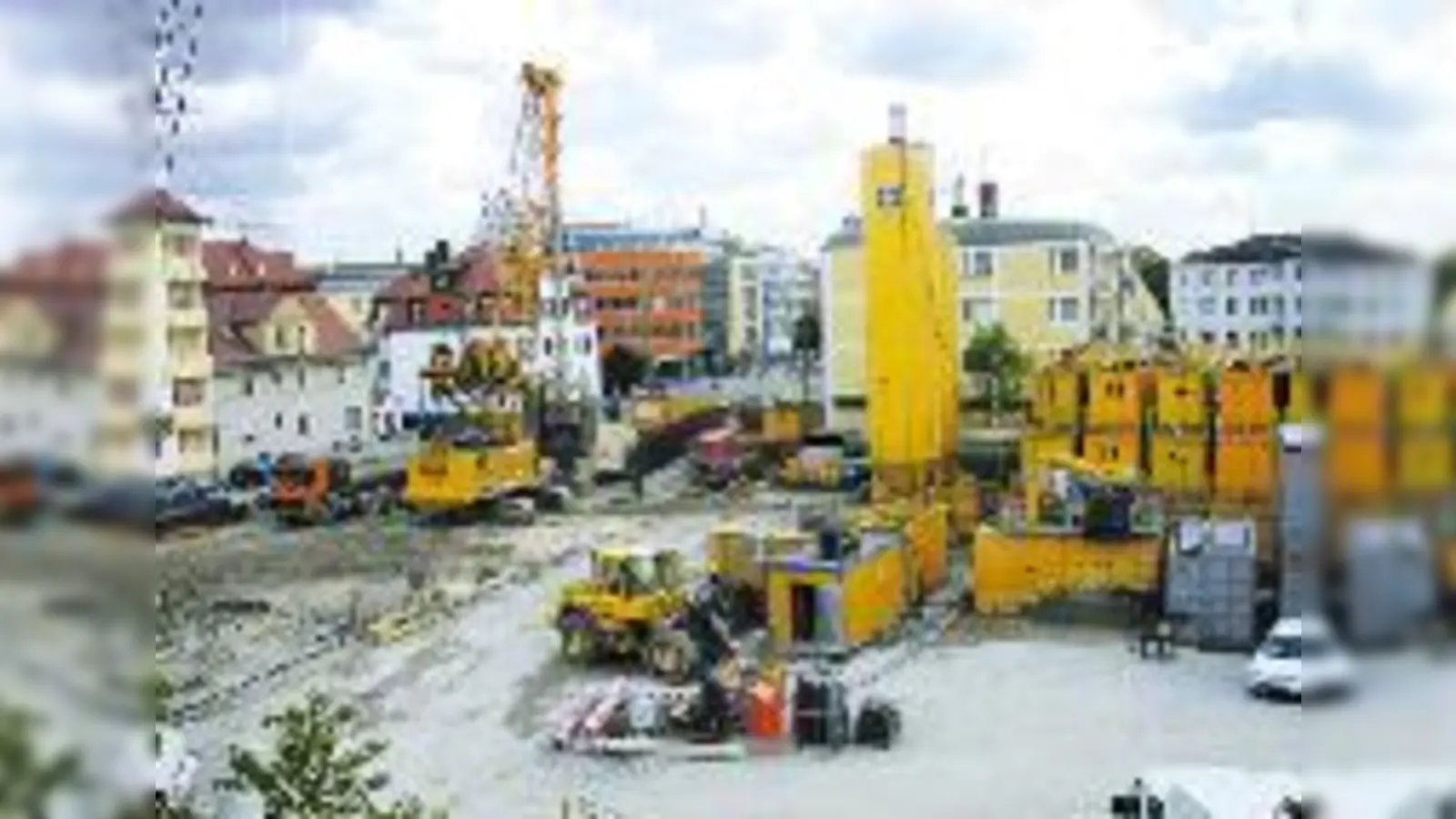 Kein Durchkommen gibt es derzeit in der Bunzlauer Straße. Gerade werden hier mit viel Aufwand Schlitzwände für den U-Bahn-Tunnel eingezogen.	  (Foto: Archiv)