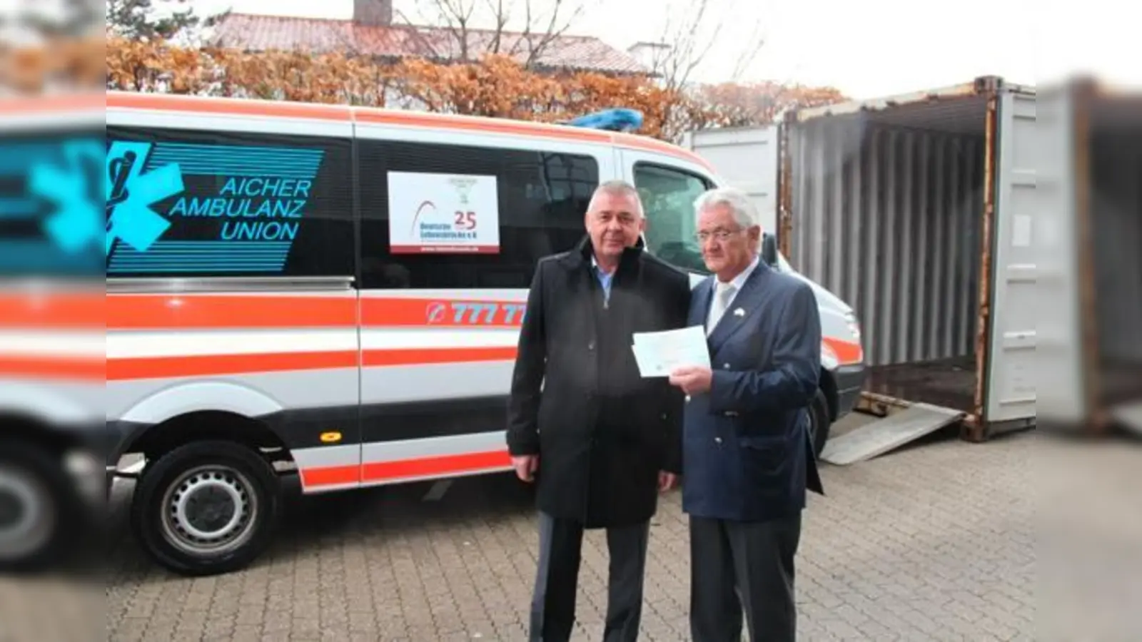 Bringen den Krankenwagen auf den Weg: Honorarkonsul Peter Aicher, Senator Dr. h.c. Reinhard Mayer. 	 (Foto: Privat)