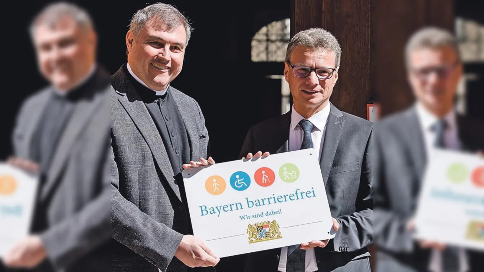 Der Zugang zu St. Peter ist jetzt barrierefrei: Bernd Sibler, Staatsminister für Unterricht und Kultus, übergab das Signet an Domkapitular Hans-Georg Platschek, Stadtpfarrer von St. Peter. 	 (Foto: StMUK/Andreas Gebert)