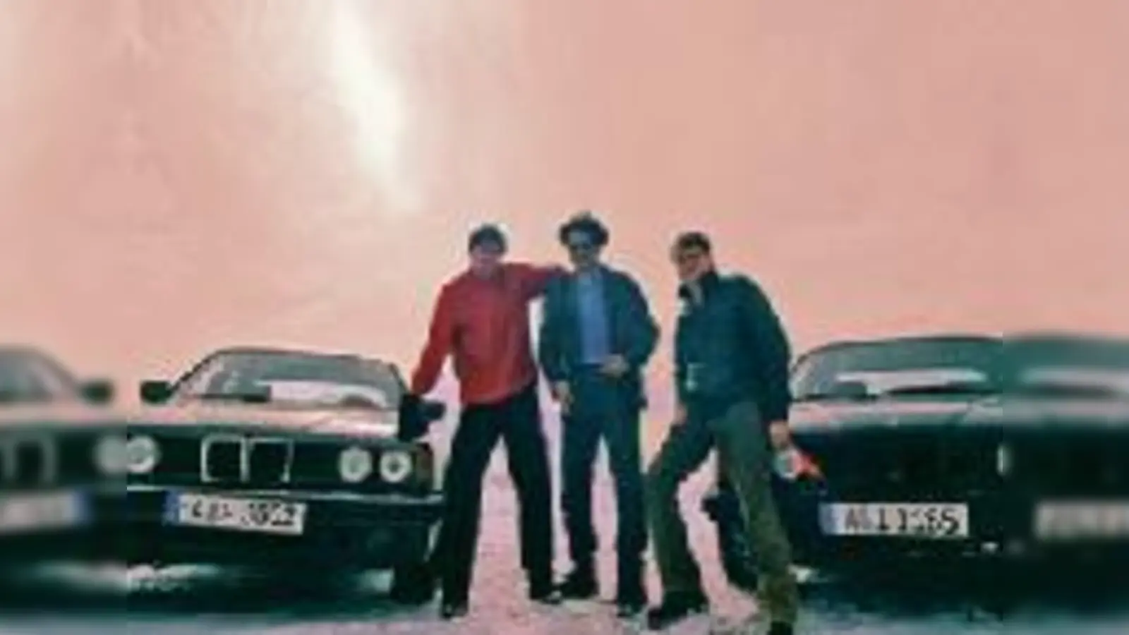 Drei Bayern (li. Hubert Luible) in zwei bayerischen Autos,  irgendwo zwischen Pakistan und Afghanistan.	  (Foto: Buch)