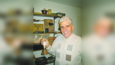 Ernst Schmidt Hofmann, Adoptivsohn von Anton und Margarete Saumweber, mit der alten Gemeindeglocke seines Adoptivvaters. Anton Saumweber zog mit dieser Glocke durch die Straßen, um Bekanntmachungen auszurufen. (Foto: pi)