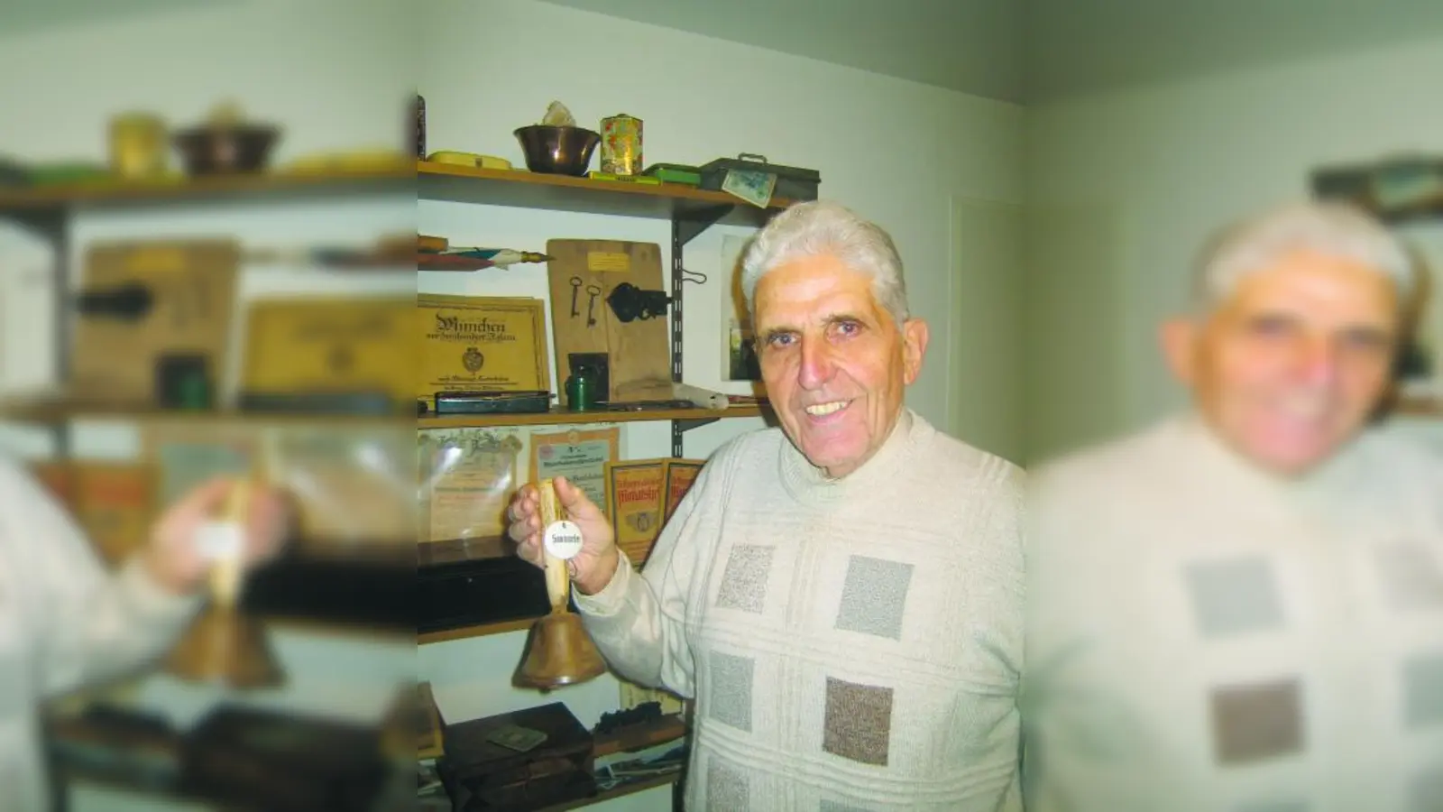 Ernst Schmidt Hofmann, Adoptivsohn von Anton und Margarete Saumweber, mit der alten Gemeindeglocke seines Adoptivvaters. Anton Saumweber zog mit dieser Glocke durch die Straßen, um Bekanntmachungen auszurufen. (Foto: pi)