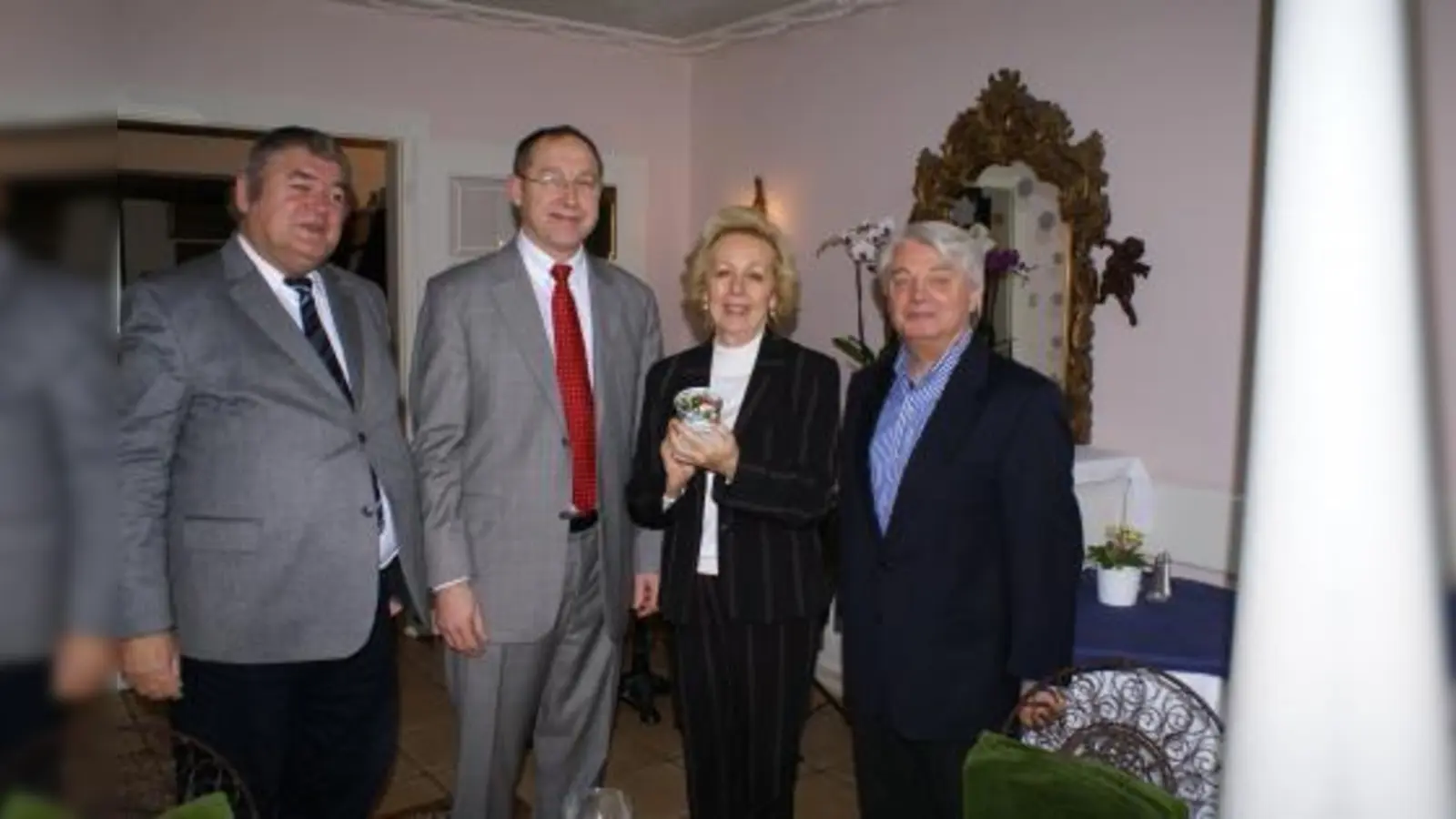 Ein Kaffeehaferl als kleines Dankeschön: v.l. der Neuhauser Seniorenbeirat Günther Mack, Max Straßer, Margot Günther und Manfred Reichel vom BezirksausschussNeuhausen-Nymphenburg (Foto: K.D. Schmidt)