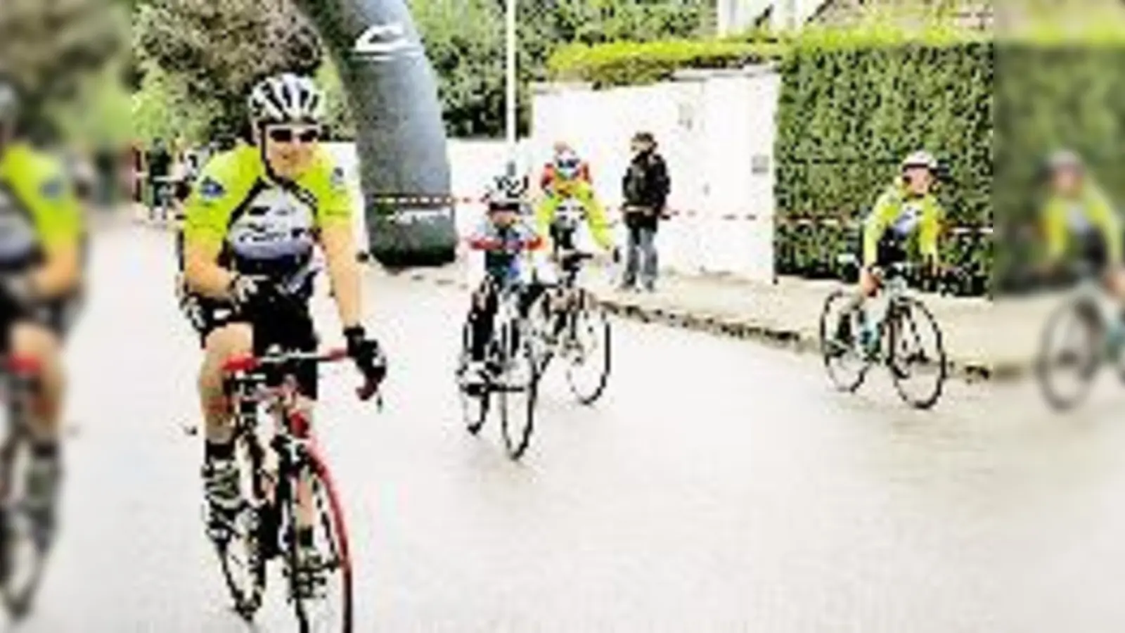 Das Isartaler Radkriterium in Grünwald ist bei jungen und alten Sportlern sehr beliebt.   (Foto: Nico Bauer)