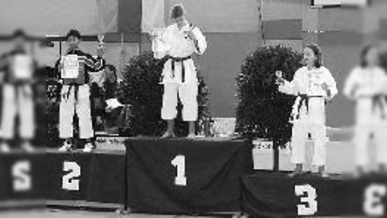 Sundaro Neth (Mitte) holte eine Goldmedaille für den SC Eching.	 (Foto: Verein)