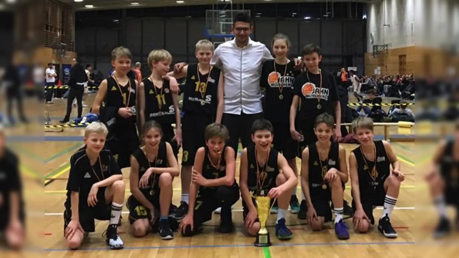 Die Gewinnermannschaft der U12 des TS Jahn München mit ihrem Trainer Fatih Altunbulak.	 (Foto: TS Jahn)