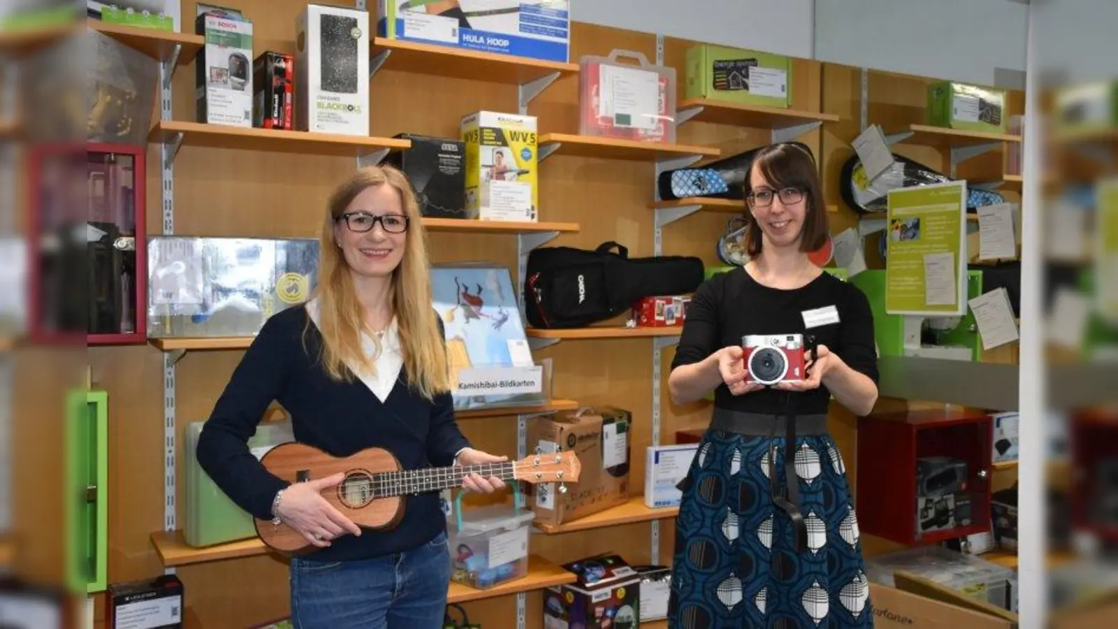 Ilona Obermeier (links) und Daniela Ponholzer weihen die neue „Bibliothek der Dinge” ein. (Foto: Hauck)