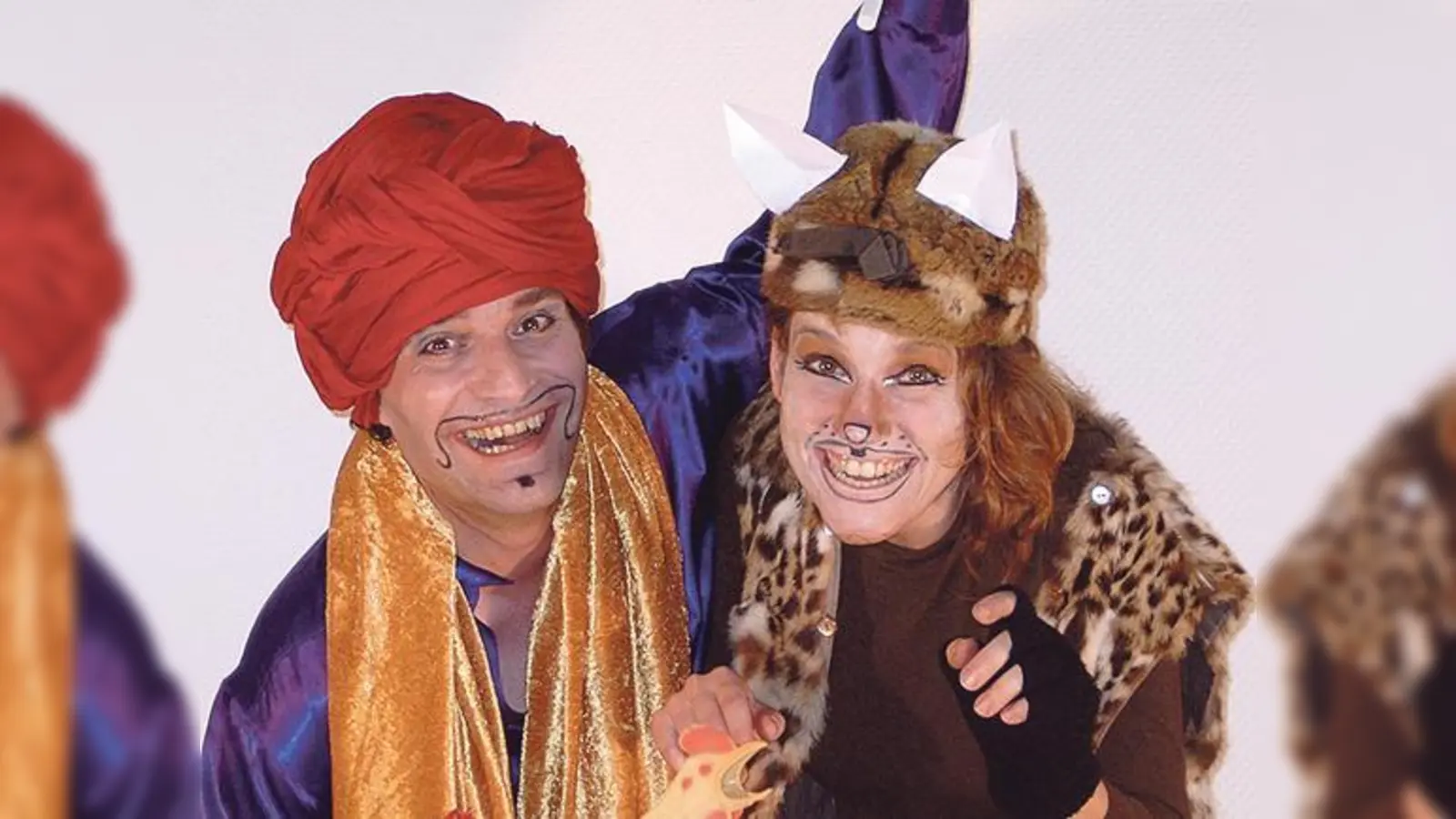 Das Kätzchen Schnute (rechts) und der Zauberer Pipifax kommen ins Bürgerhaus Unterföhring.	 (Foto: VA)