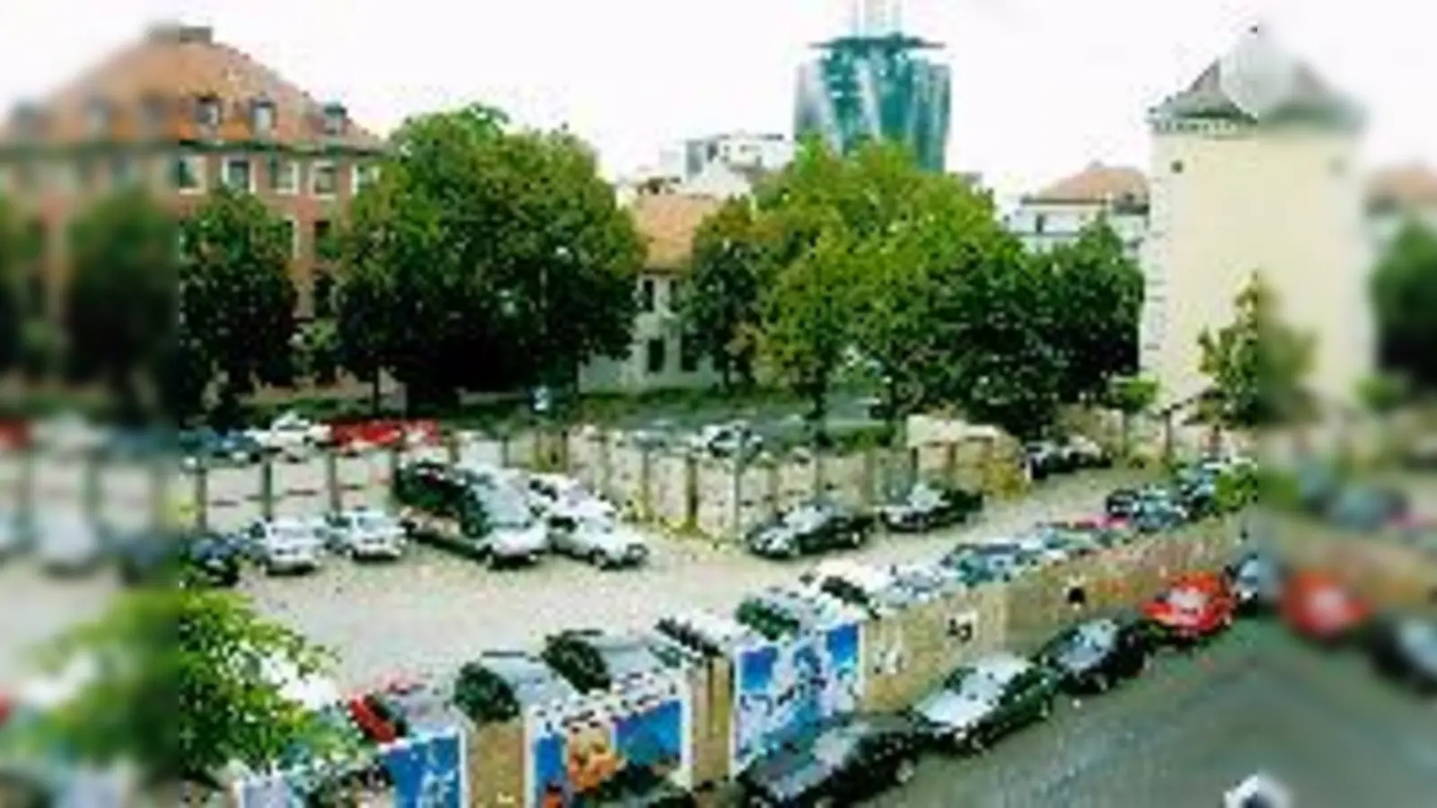 Geht es bald los mit dem Bau der Schrannenhalle? Die Parkplätze sind bereits gekündigt. (Foto: rme)