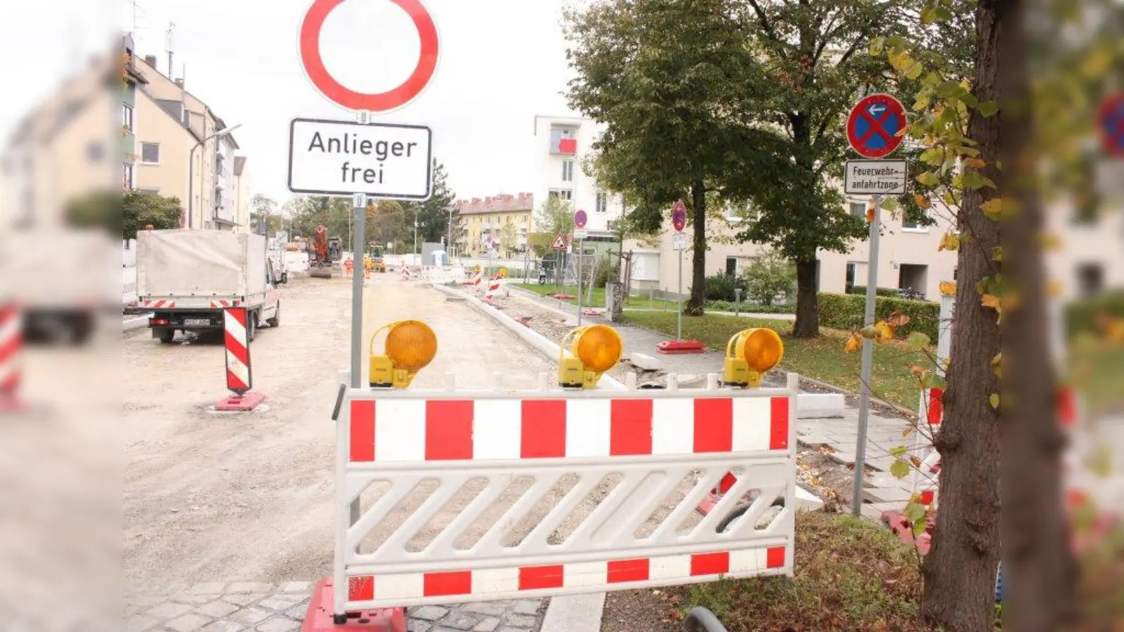 Auch im Erlenweg werden bald Straßensperrungen errichtet. Der Verkehr muss umgeleitet werden, denn neue Fernwärmeleitungen werden verlegt. (Foto: job)