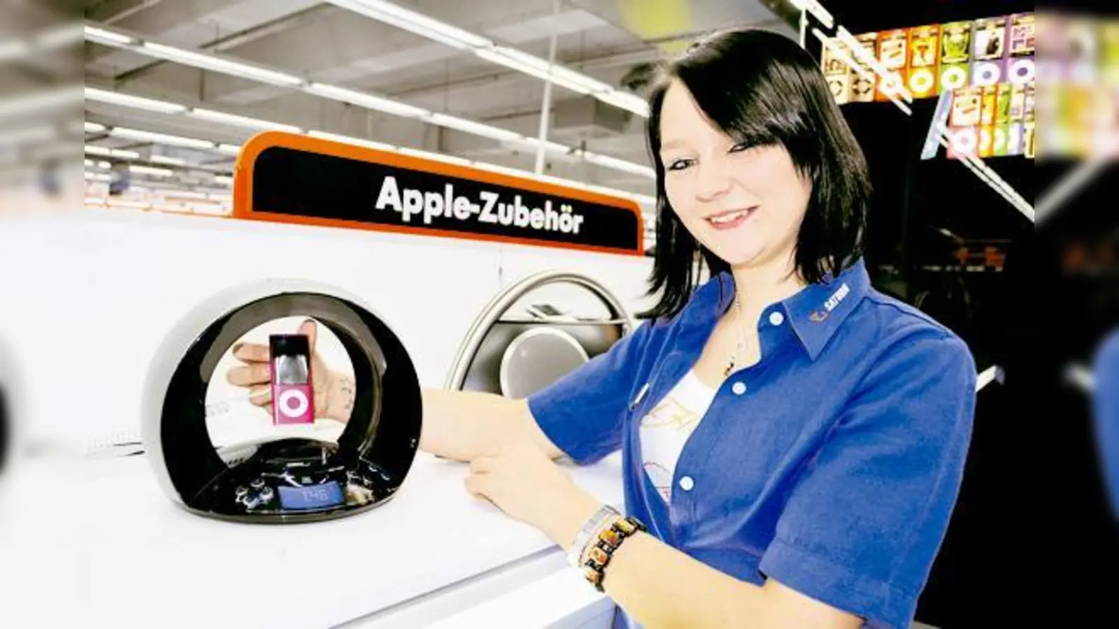 Saturn-Mitarbeiterin Juliane Kurzmaier ist  (Foto: Der neue iPod nano hat nicht nur eine Videofunktion, sondern auf der Ladestation platziert hat man zuhause auch eine kleine Hifi-Anlage)