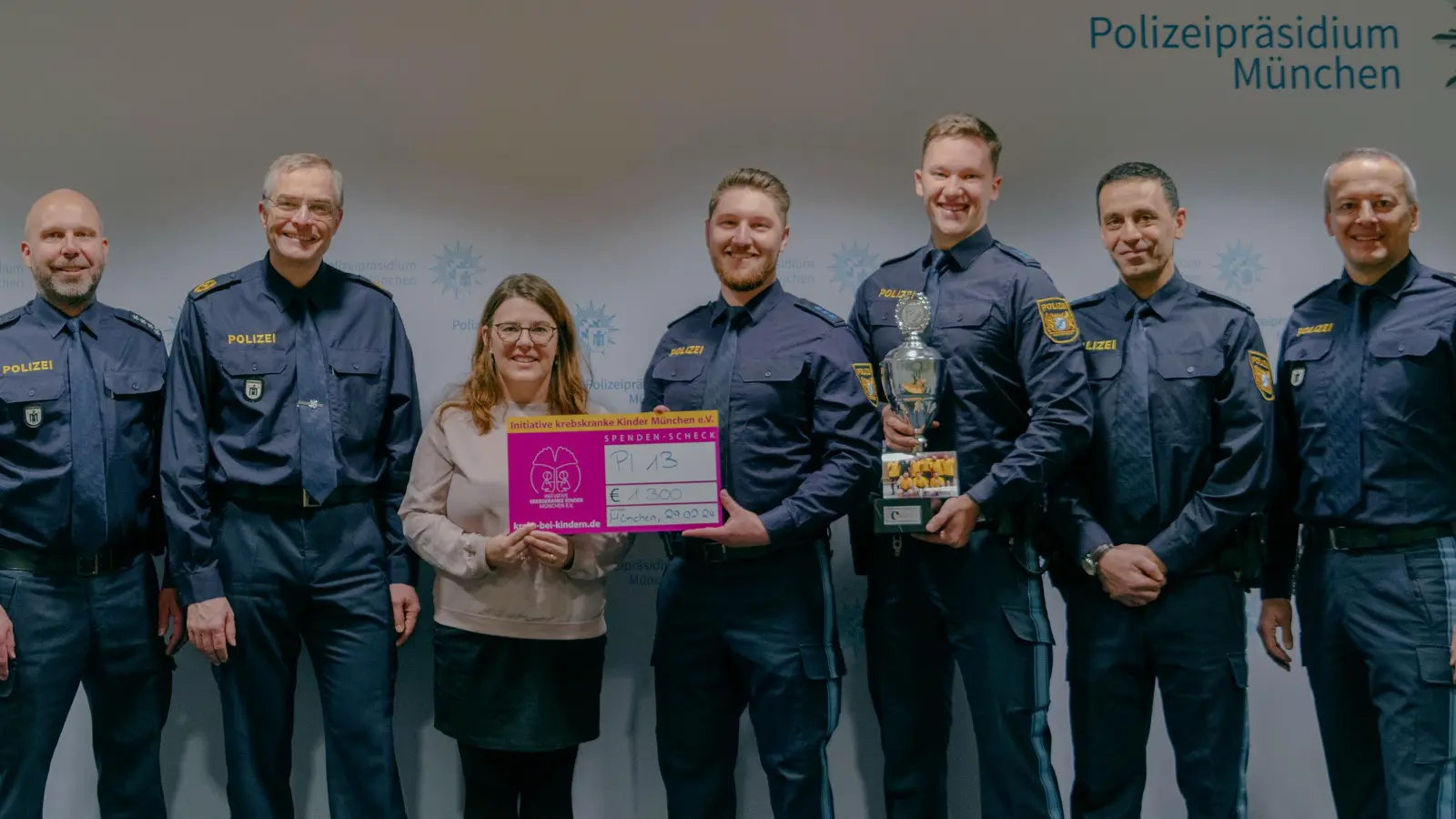 Vertreter des Polizeipräsidiums München übergaben den symbolischen Spendenscheck an Jessica Pöll von der „Initiative krebskranke Kinder München”. (Foto: Polizei München)