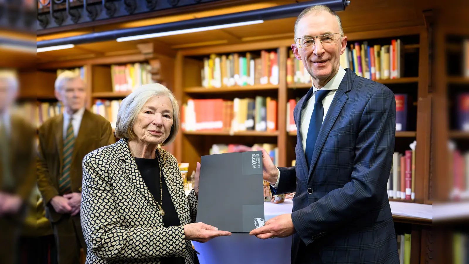 Ursula Männle, Vorsitzende des Vereins Christliche Volkskunst aus aller <br>Welt, und der Generaldirektor des Bayerischen Nationalmuseums, Dr. Frank Matthias Kammel, mit dem Schenkungsvertrag. (Foto: Christliche Volkskunst aus aller Welt e.V.)