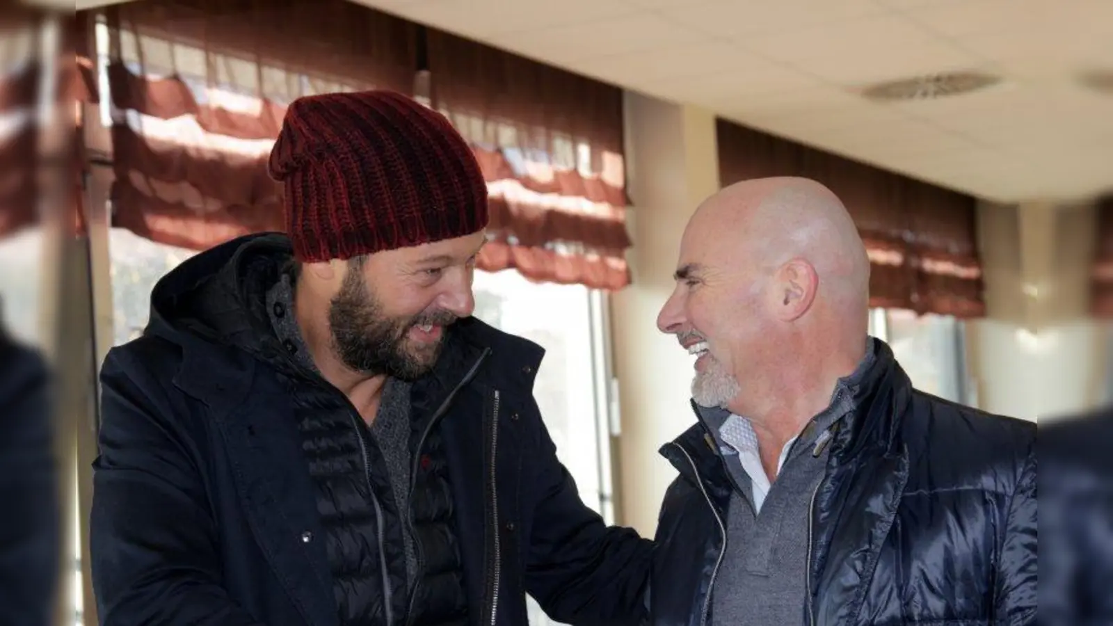 Der alte (Andre Bahlo) und der neue Mi Casa-Betreiber (Karl Rieder r.) begegneten sich  freundschaftlich bei der Schlüsselübergabe und waren sich einig: „Schönes Objekt, tolle Lage! Jetzt ist es wichtig, dass es weitergeht.“ (Foto: us)