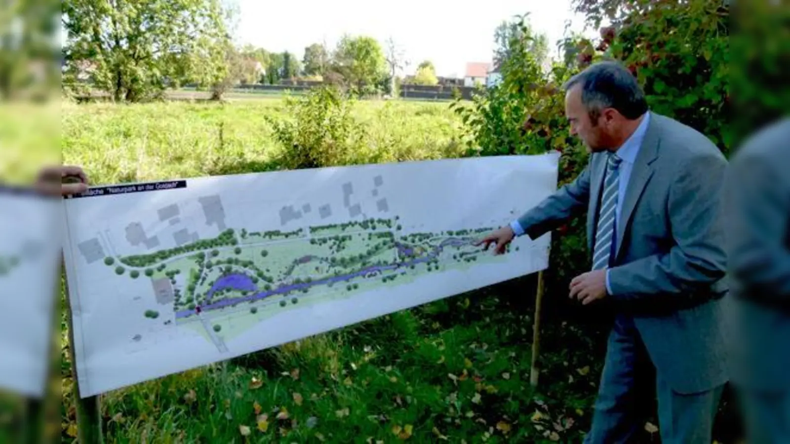 Der Vorsitzende des Bürger-AK Naturpark an der Goldach, Wolfgang Reiland, vor dem aktuellen Modell des 1,9 Hektar großen Geländes.  (Foto: bb)