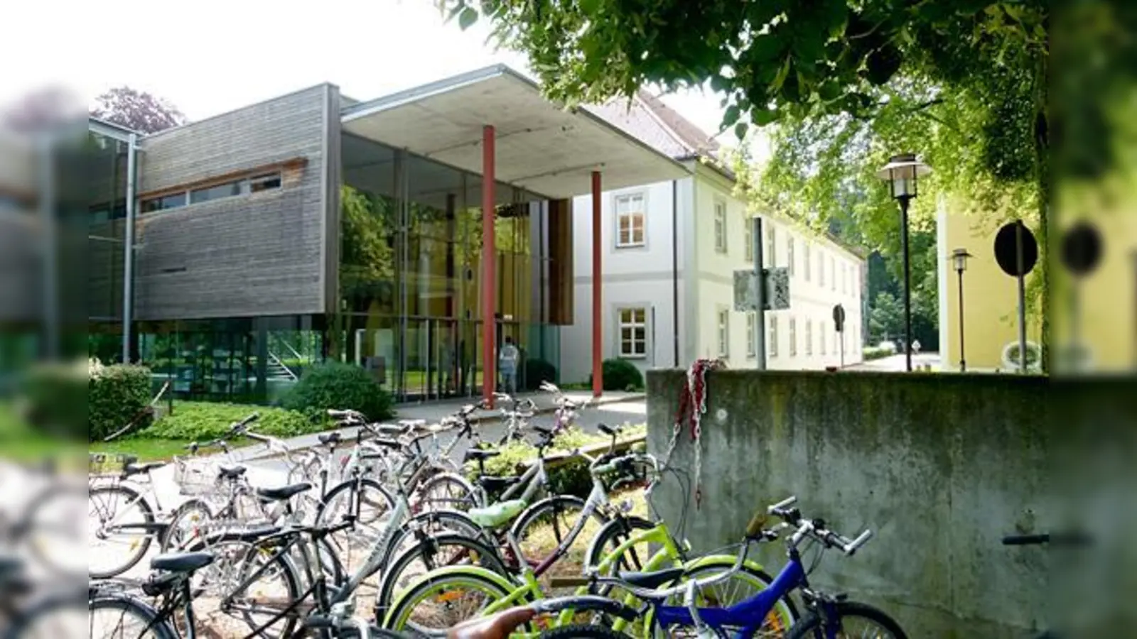 Die Mädchenrealschule Heilig Blut ist die letzte Schule im Landkreis (neben den Mittelschulen), die noch Schülerinnen-Zuwachs hatte.	 (Foto: bb)