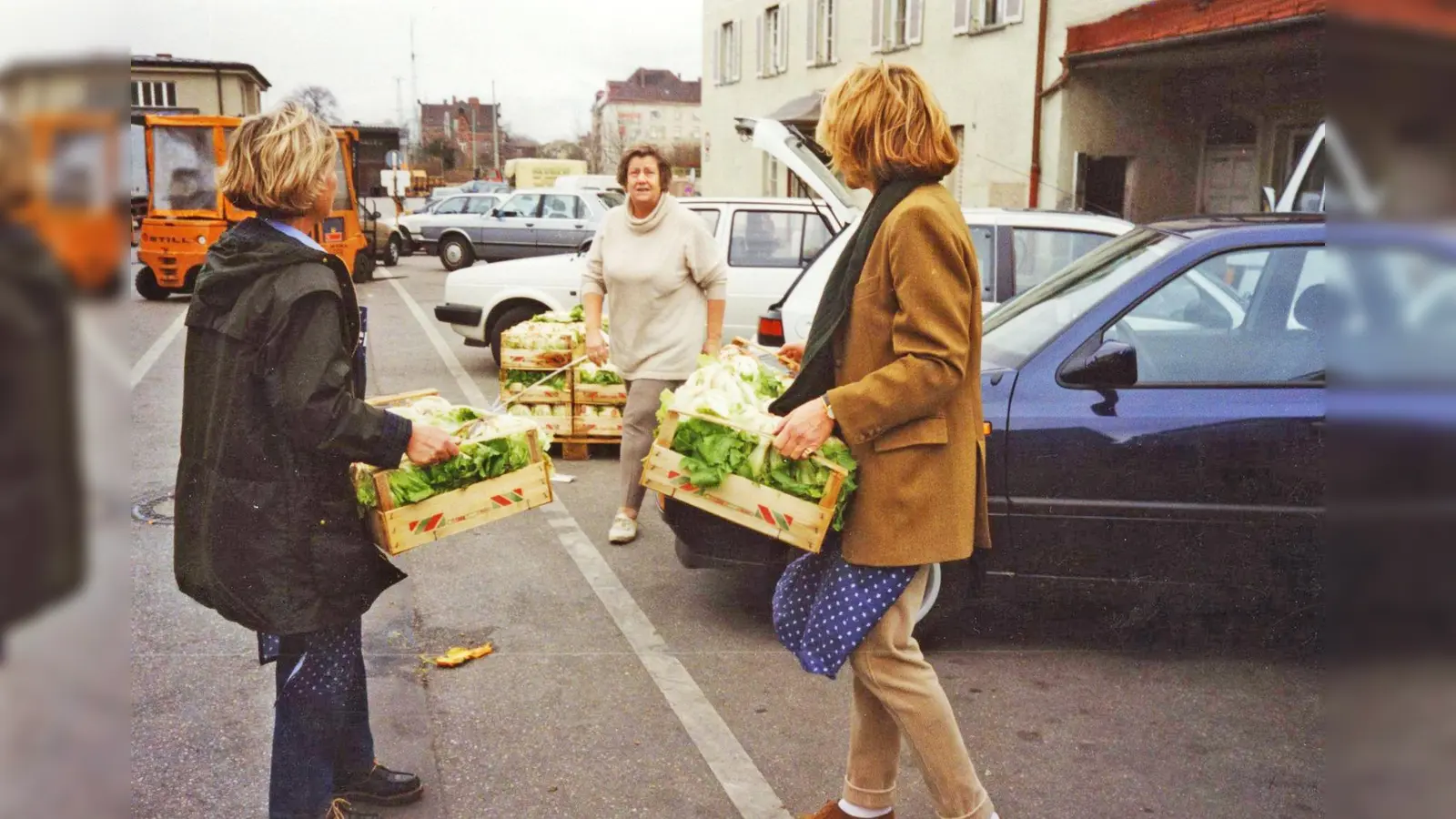 Die Mitbegründerin der Münchner Tafel, Hannelore Kiethe (rechts) mit weiteren Helfern in den Anfangsjahren der Wohltätigkeitsorganisation. (Foto: Münchner Tafel )