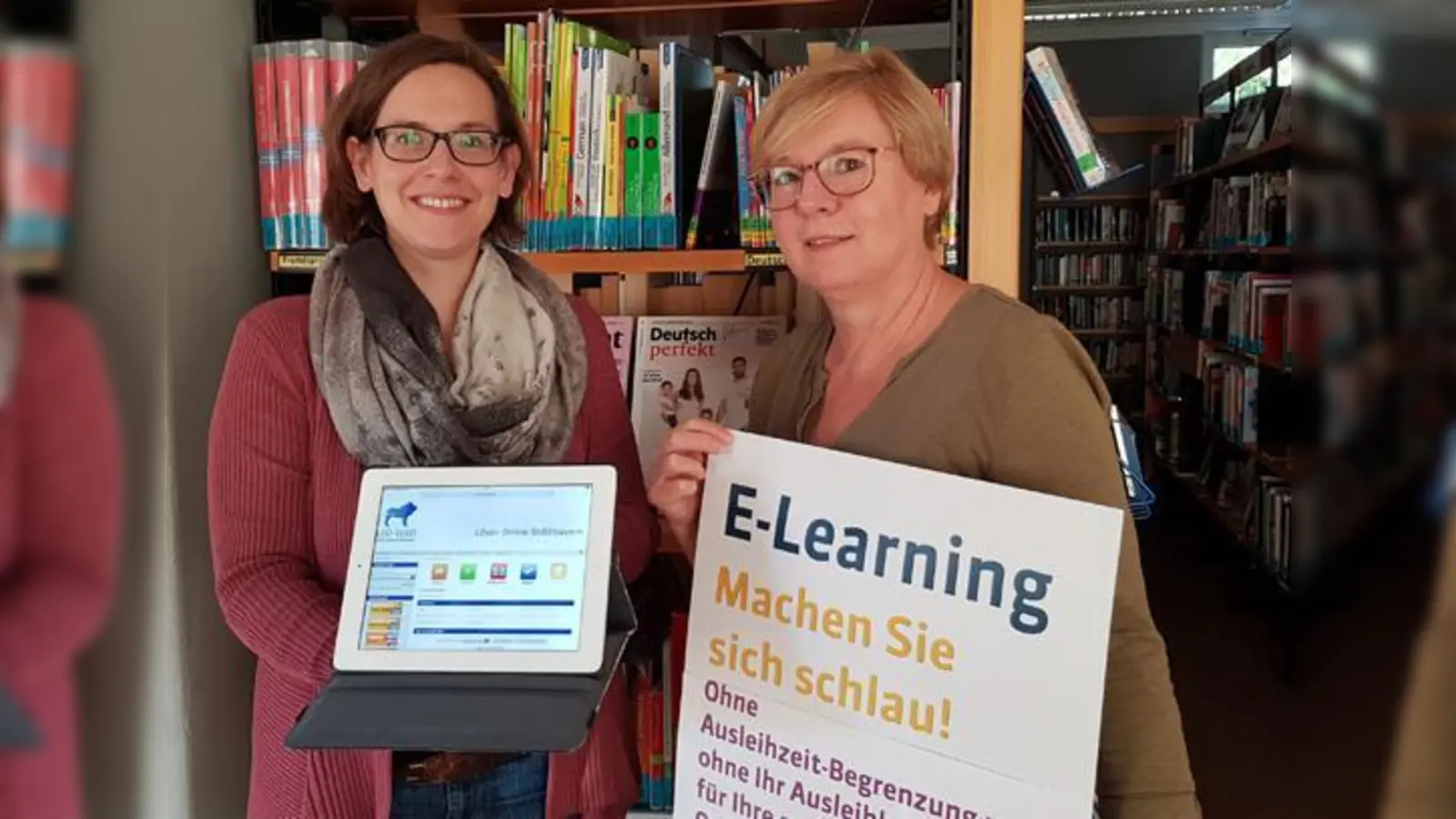 Bücherei-Leiterin Désirée Bitzer (li) und die Leiterin der Kinderbücherei Ingrid Dierolf (re) präsentieren stolz das neue Angebot E-Learning-Kurse in der Bücherei.  (Foto: Gemeinde Haar)