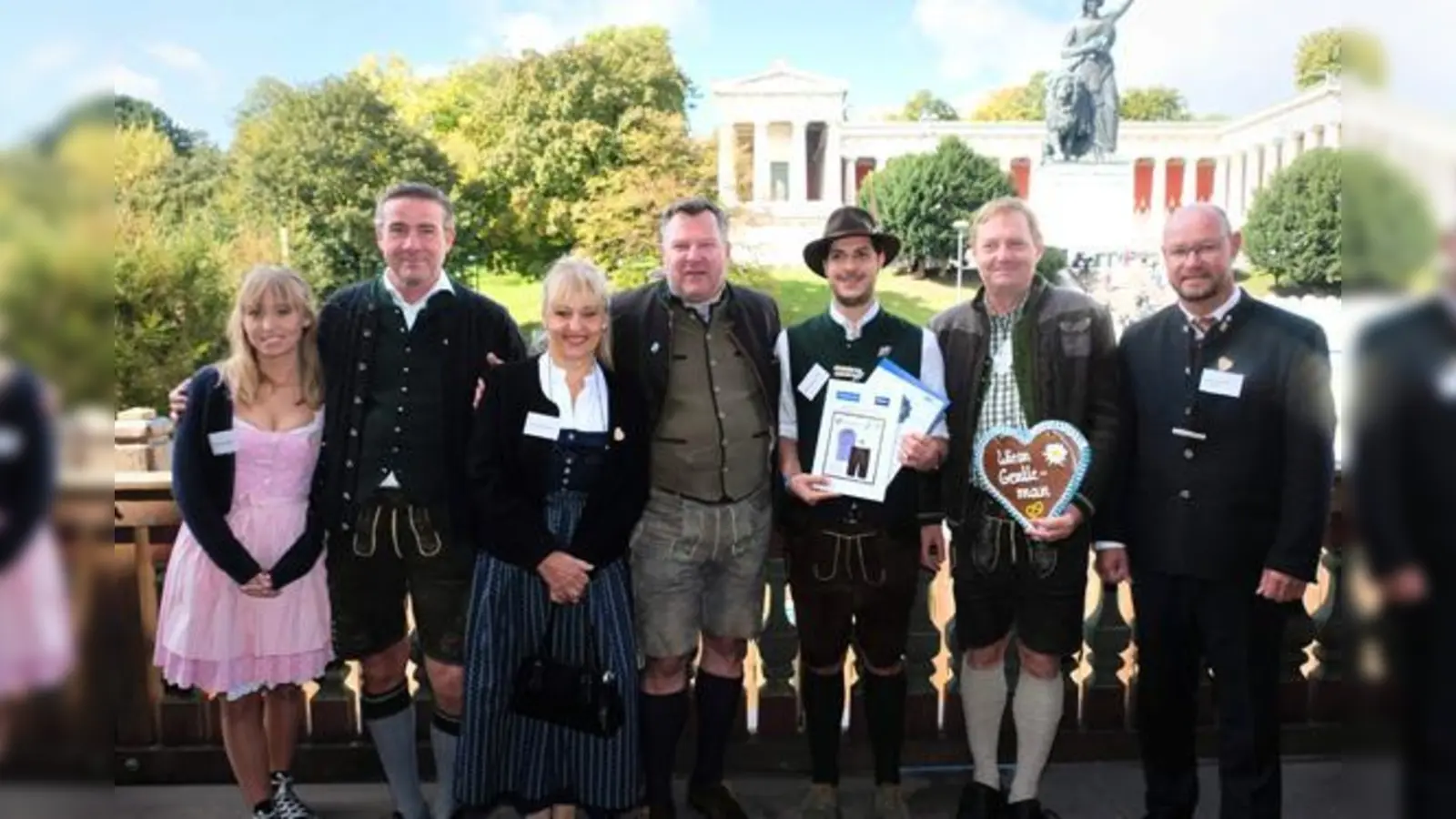 Kürten den WiesnGentleman 2018, Max V. (Mitte): Veronika Bittenbinder, Robert Greil, Johanna Bittenbinder, Bürgermeister Josef Schmid, Frederik Kronthaler (Condrobs) und Christian Wittstadt (von links).	 (Foto: Robert Bösl)