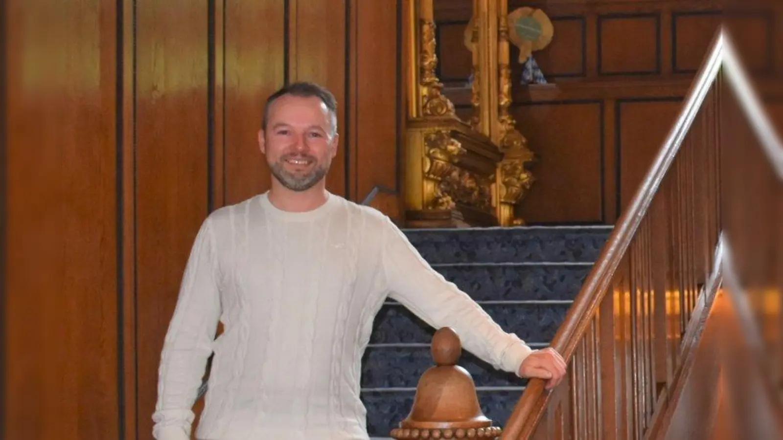 Pächter Nicolas Schrogl hängt am Hotel. (Foto: Hauck)