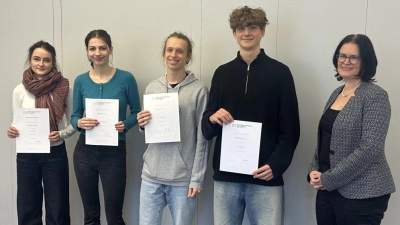 Schulleiterin Silvia Duschka (rechts) gratuliert den Preisträgern der zweiten Wettbewerbsrunde im Bundeswettbewerb Mathematik 2025. Von links: Mariane von Stein, Antonia Zerbs, Johannes Jacob und Roman Daugavet. (Foto: MTG)