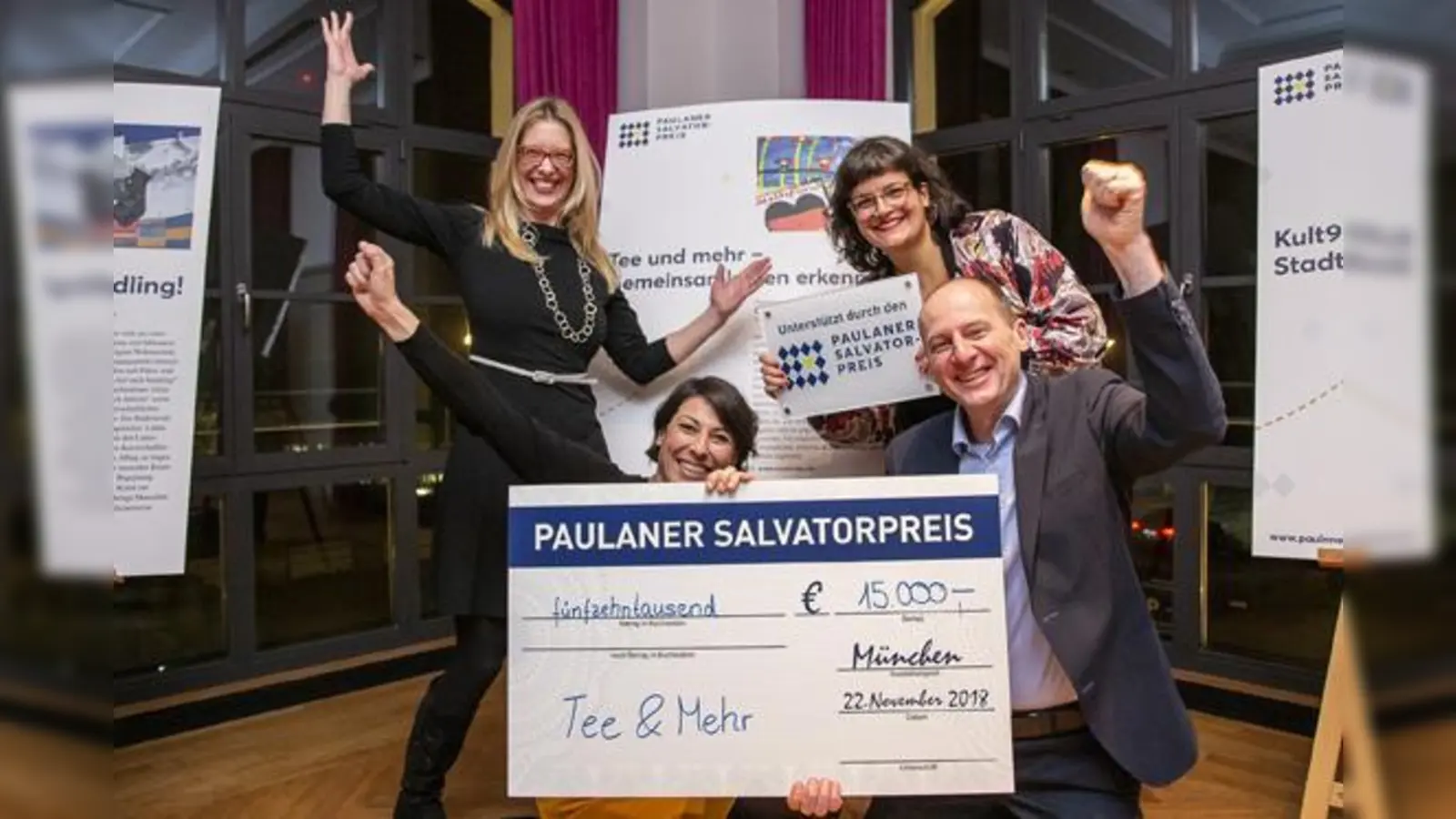 Die Macher des Projekts „Tee und mehr” Katrin Bahr, Sophia Berthuet, Rebecca Schreiber und Christian Reisenberg mit ihrem Gewinnerscheck (v.l.n.r.).  (Foto: Achim Schmidt/Paulaner Brauerei)