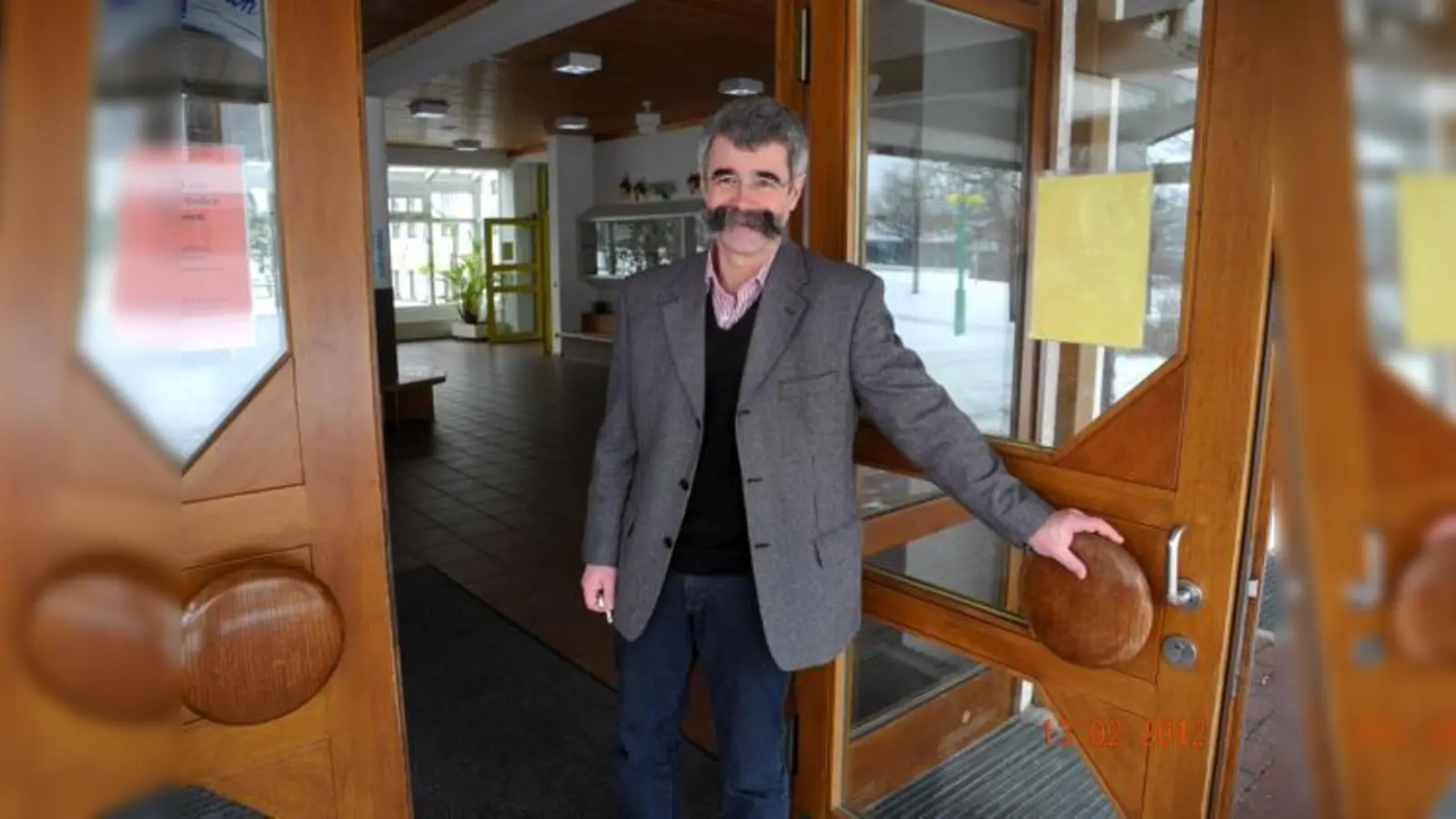 Das ist Rektor Bachmeier wichtig: Seine Schüler am Morgen an der Schulhaustür zu begrüßen, »so lange es sich zeitlich einrichten lässt«.	 (Foto: Gabriele Heigl)