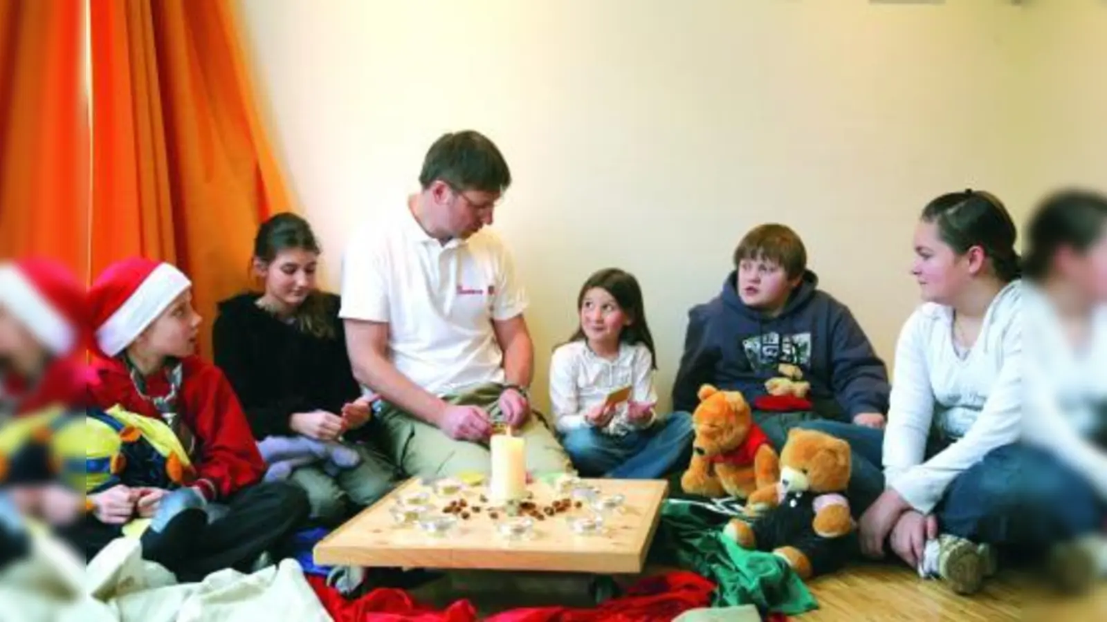 Tobias Rilling mit trauernden Kindern beim Johanniter-Projekt Lacrima (Foto: pi)