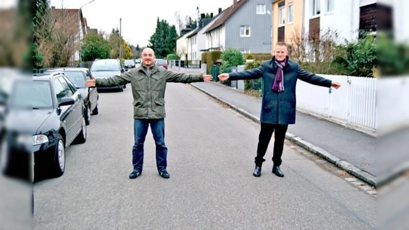 Die Anwohner Atilla Tabak (li.) und Steffen Gügel, zeigen wie viel Platz die Heilwigstraße trotz parkender Autos noch hat.	 (Foto: Maciejewski)