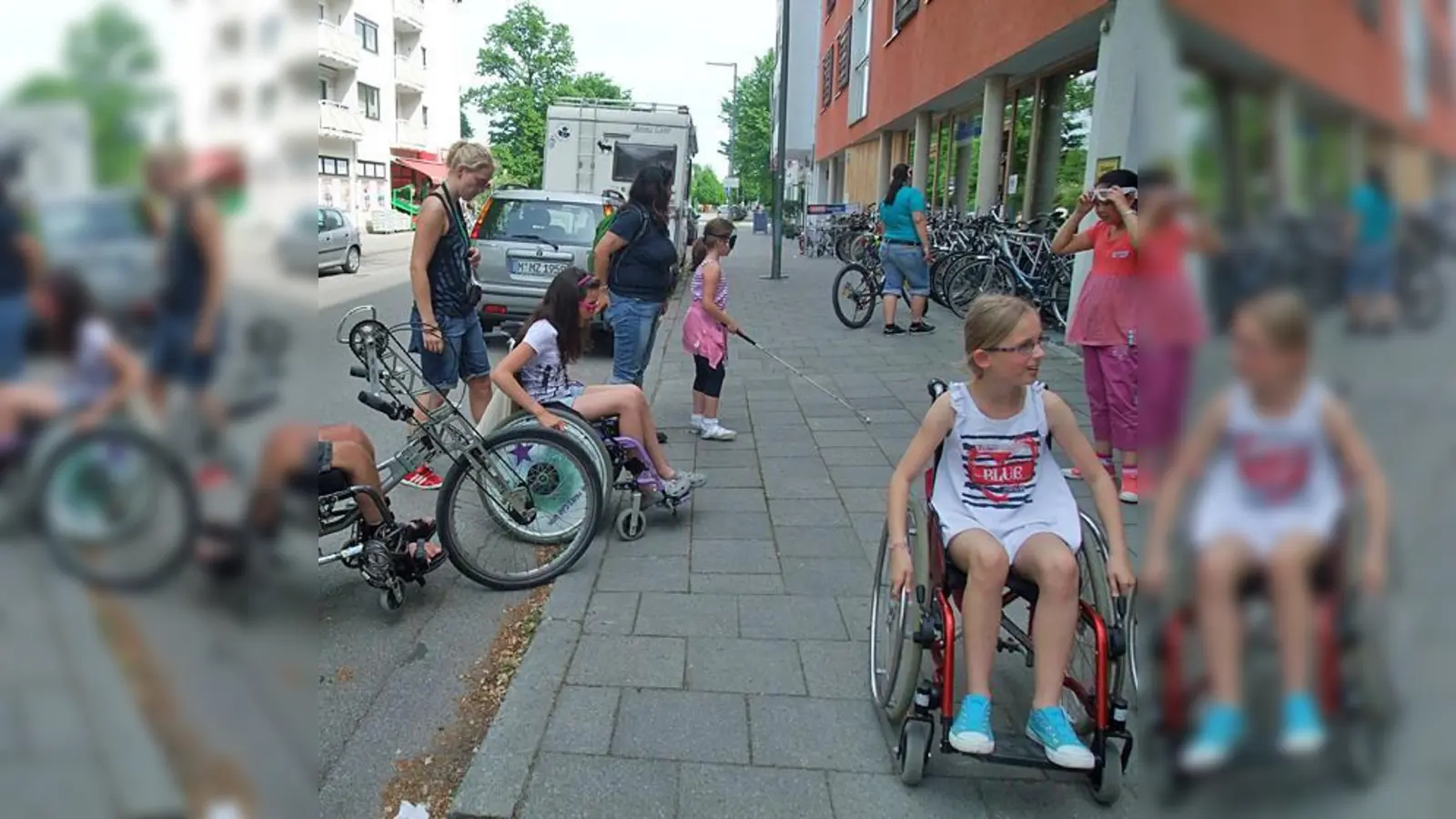 Neue Erfahrungen machen als »Behinderte«: Berg-am-Laimer Kinder testeten ihren Stadtteil auf »Herz und Rampen«.  (Foto: VA)