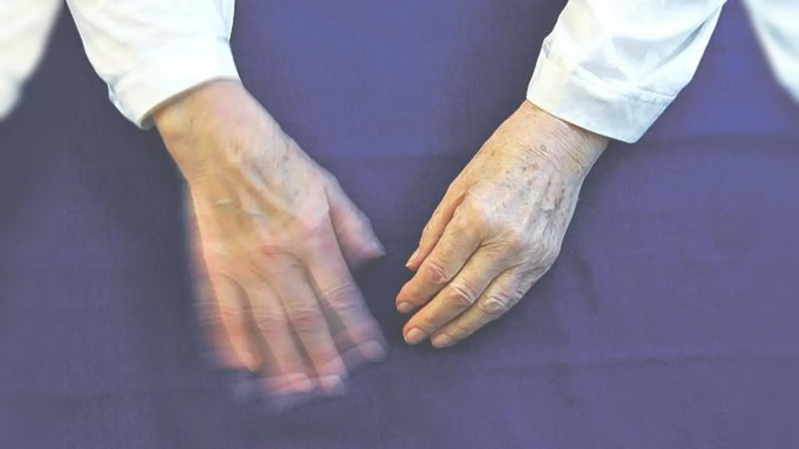 Hände, die nicht mehr stillhalten wollen: Sie sind nur ein Syptom der Erkrankung.	 (Foto: VA)