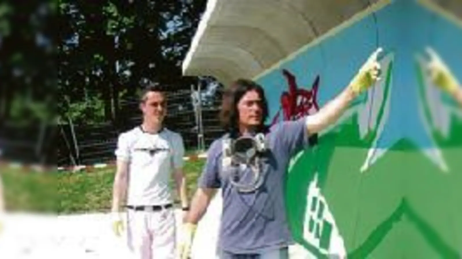 Da müsste  (Foto: Der international renommierte Kunstsprayer »Loomit« (r) leitete die Graffiti-Aktion an der Spielmeile Nord und am Anhalter Platz.)