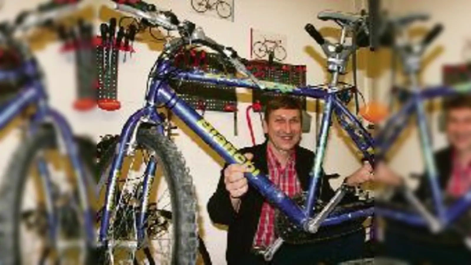 Schulsozialarbeiter Tomek Wojtachnia unterstützt die »Mechaniker« der Hauptschule an der Leipziger Straße bei ihren Radl-Reparaturen.	  (Foto: gw)