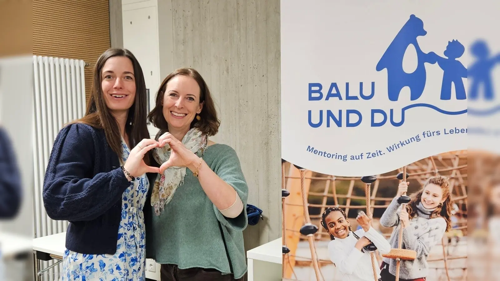 Die Projektleiterinnen Dr. Esther Moszeik (l.) und Dr. Silke Oswald (r.) an der Grundschule Pfanzeltplatz bei der Auftaktveranstaltung von „Balu &amp; du”. (Foto: Schule Pfanzeltplatz)