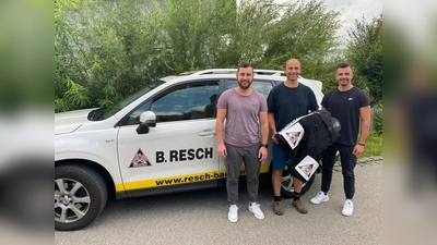Freuen sich über die zukünftige Unterstützung: Der neue Sponsor Firmenchef des Forster Zimmerei- und Baugeschäfts Bernhard Resch mit den Krönauerbrüdern Andreas und Michael, die beide aktive Spieler der Nature Boyz sind. (Foto: SC Forst)