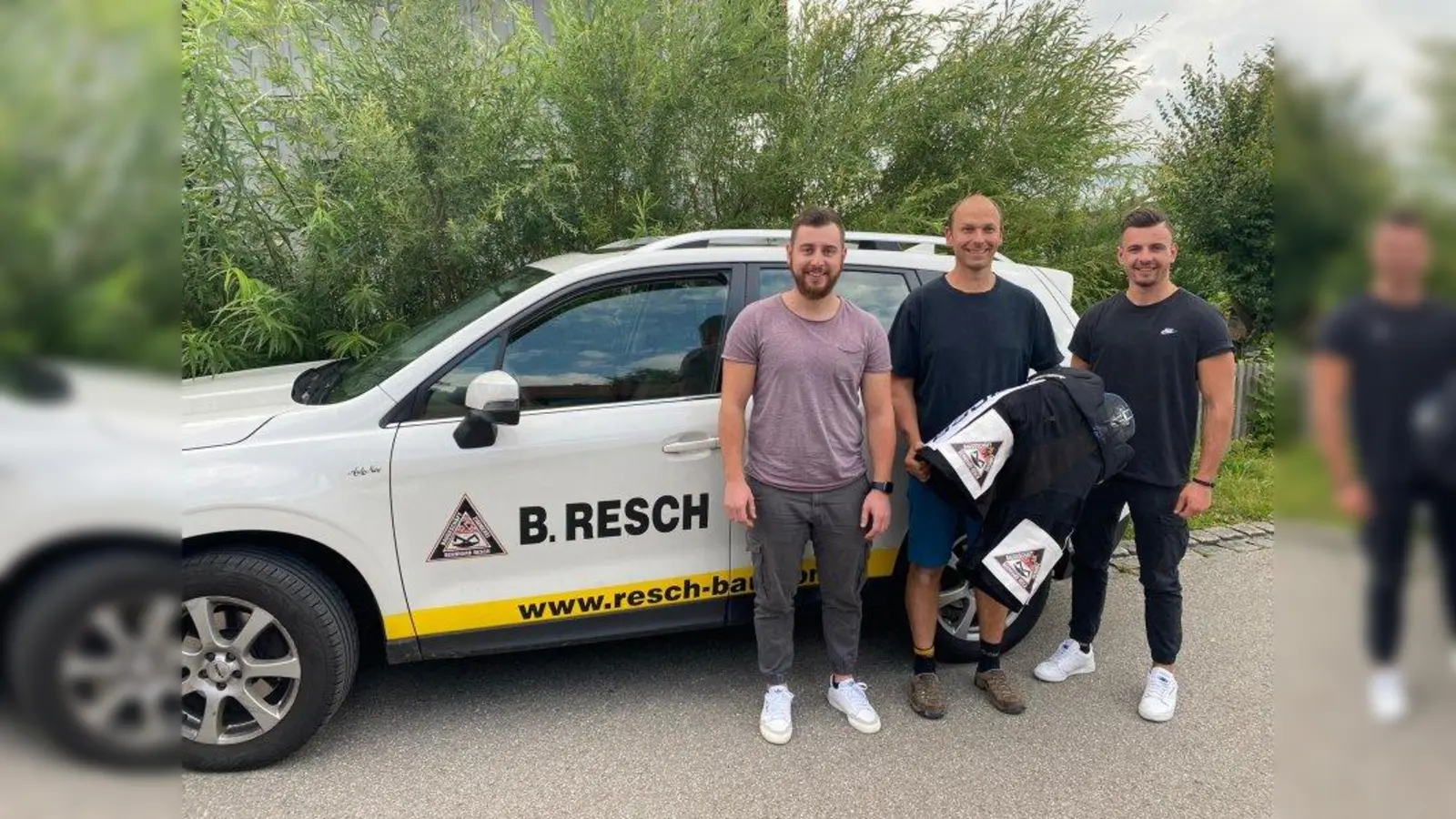 Freuen sich über die zukünftige Unterstützung: Der neue Sponsor Firmenchef des Forster Zimmerei- und Baugeschäfts Bernhard Resch mit den Krönauerbrüdern Andreas und Michael, die beide aktive Spieler der Nature Boyz sind. (Foto: SC Forst)