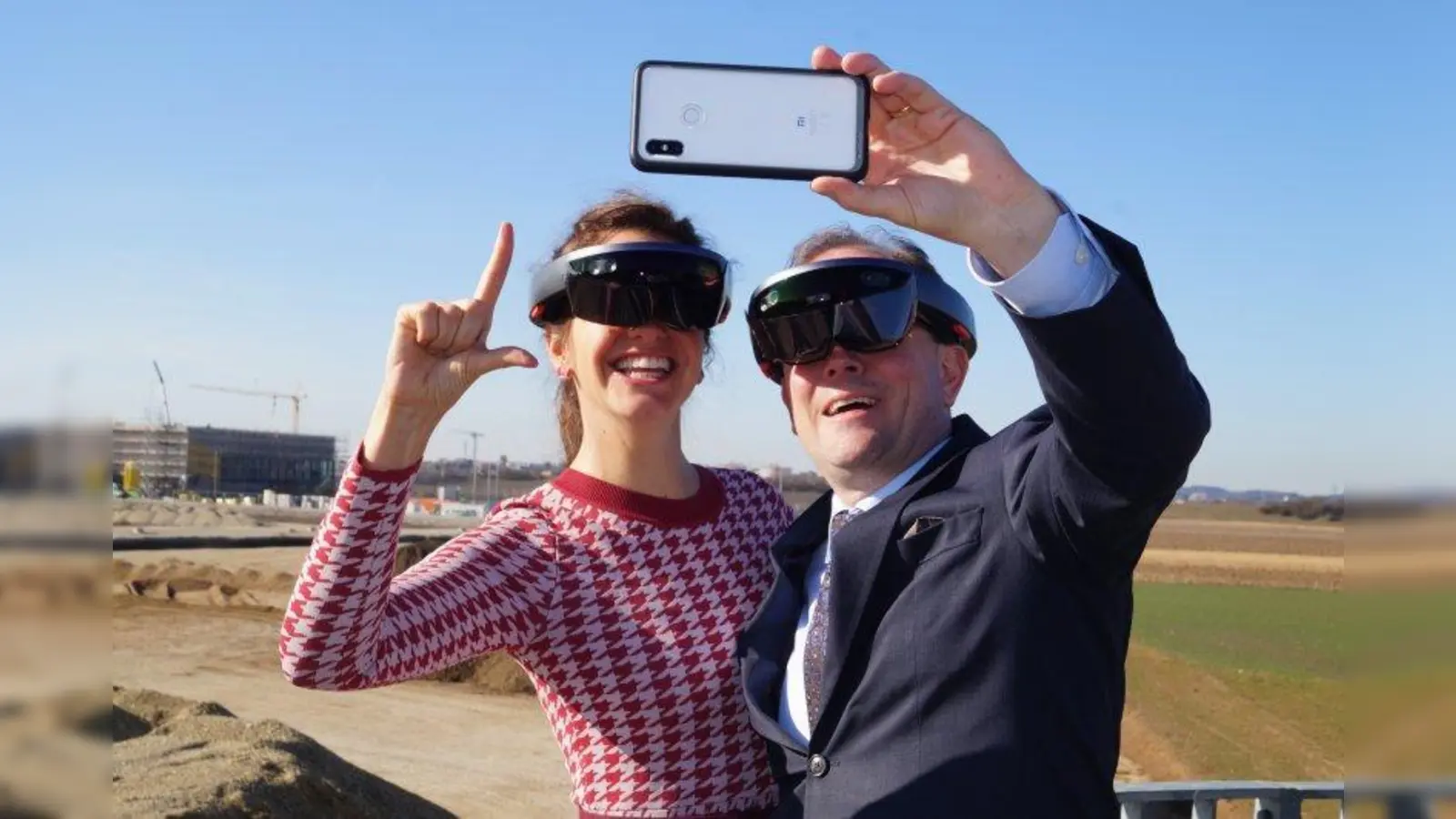 Bürgermeister Manuel Pretzl und Kommunalreferentin Kristina Frank machen ein Selfie. Frank macht dabei die typische Bewegung „air tap”, mit der die Brille gesteuert werden kann. (Foto: pst)